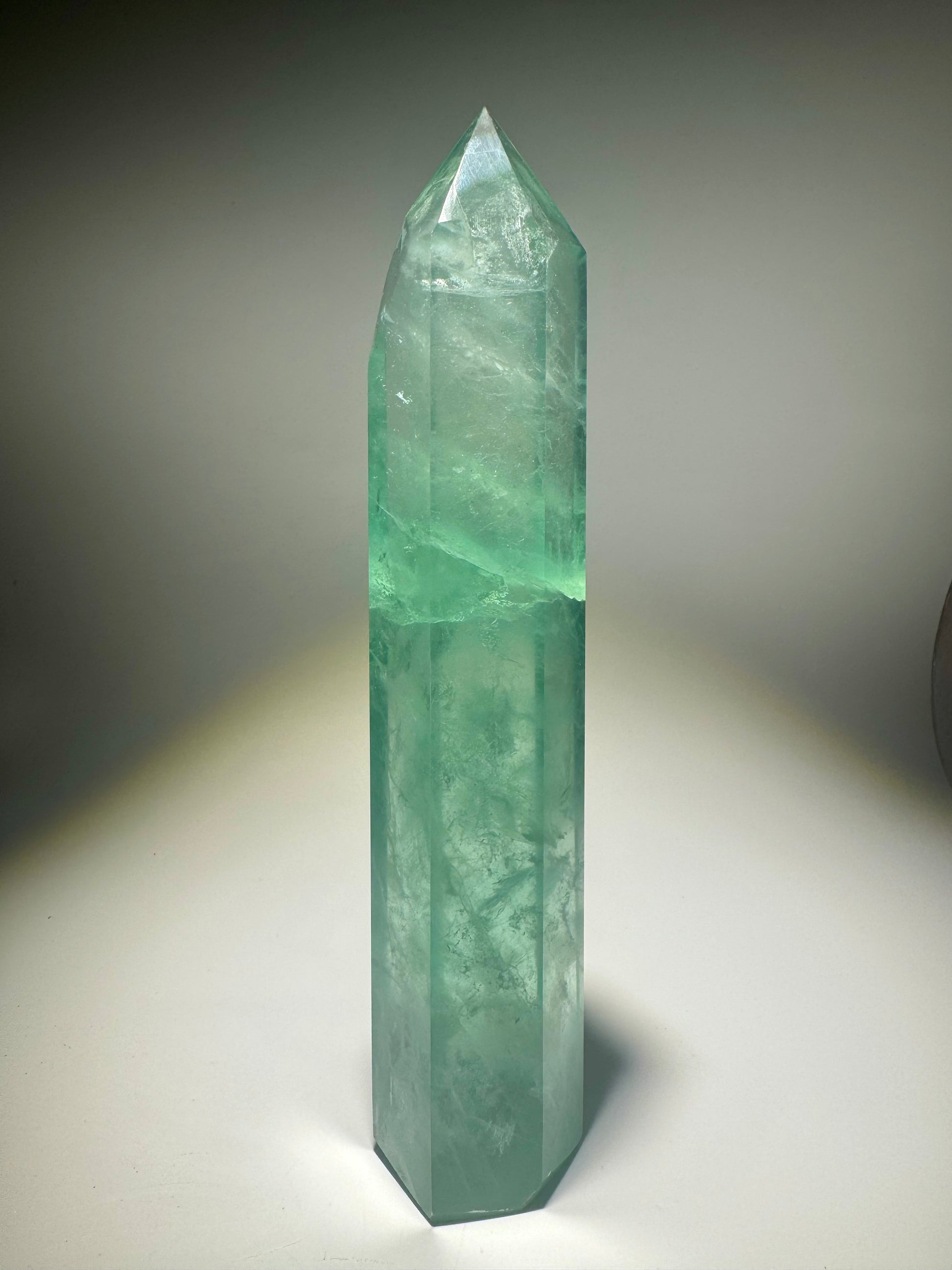 Klarer Fluorit-Kristall in zartem Mintgrün – hochgewachsene Spitze aus Brasilien, 20 cm, perfekt für spirituelle Praxis und Sammlungen