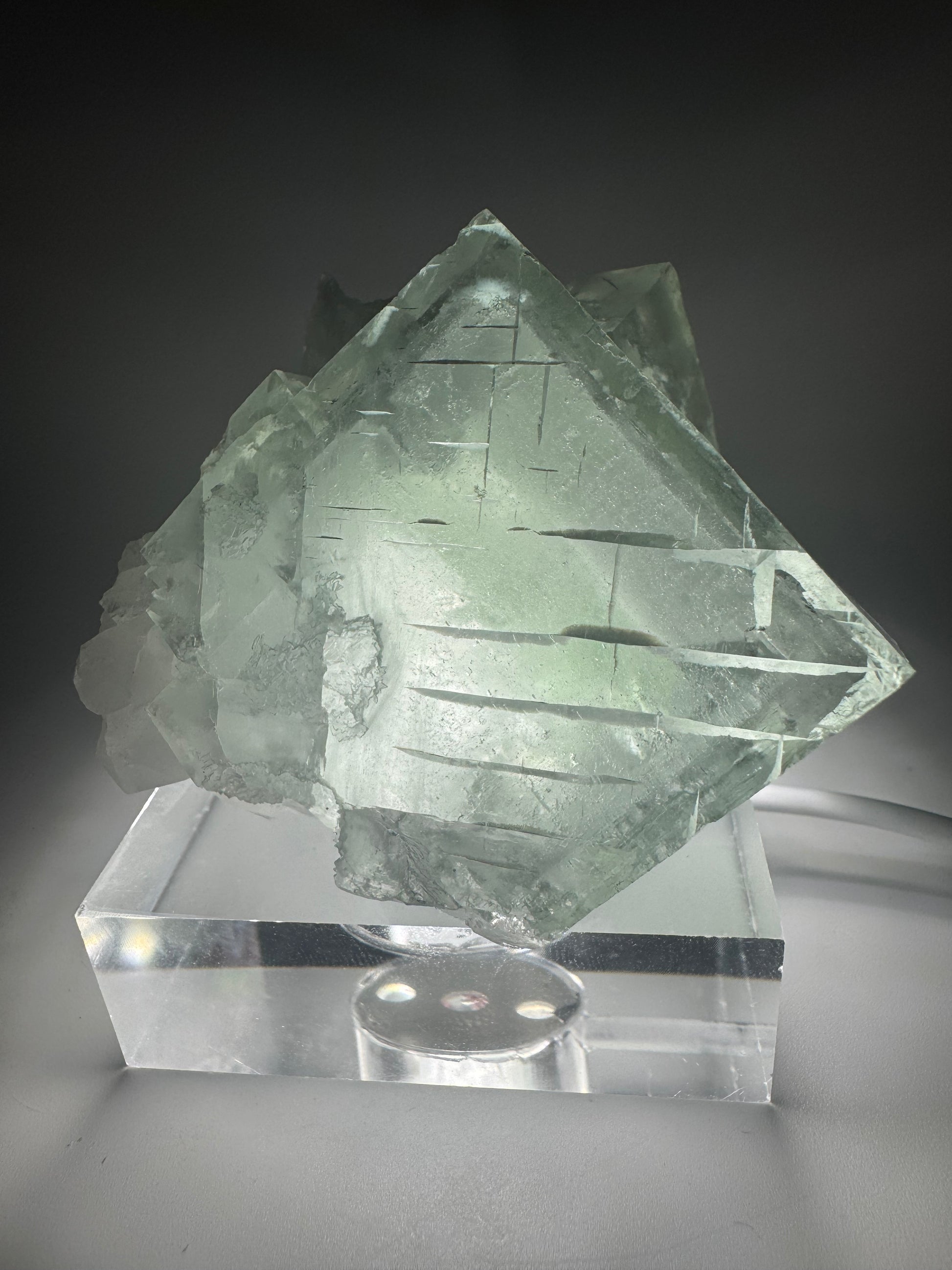 Klarer Glas-Fluorit mit Phantomstruktur – 7.5 cm, 274 g