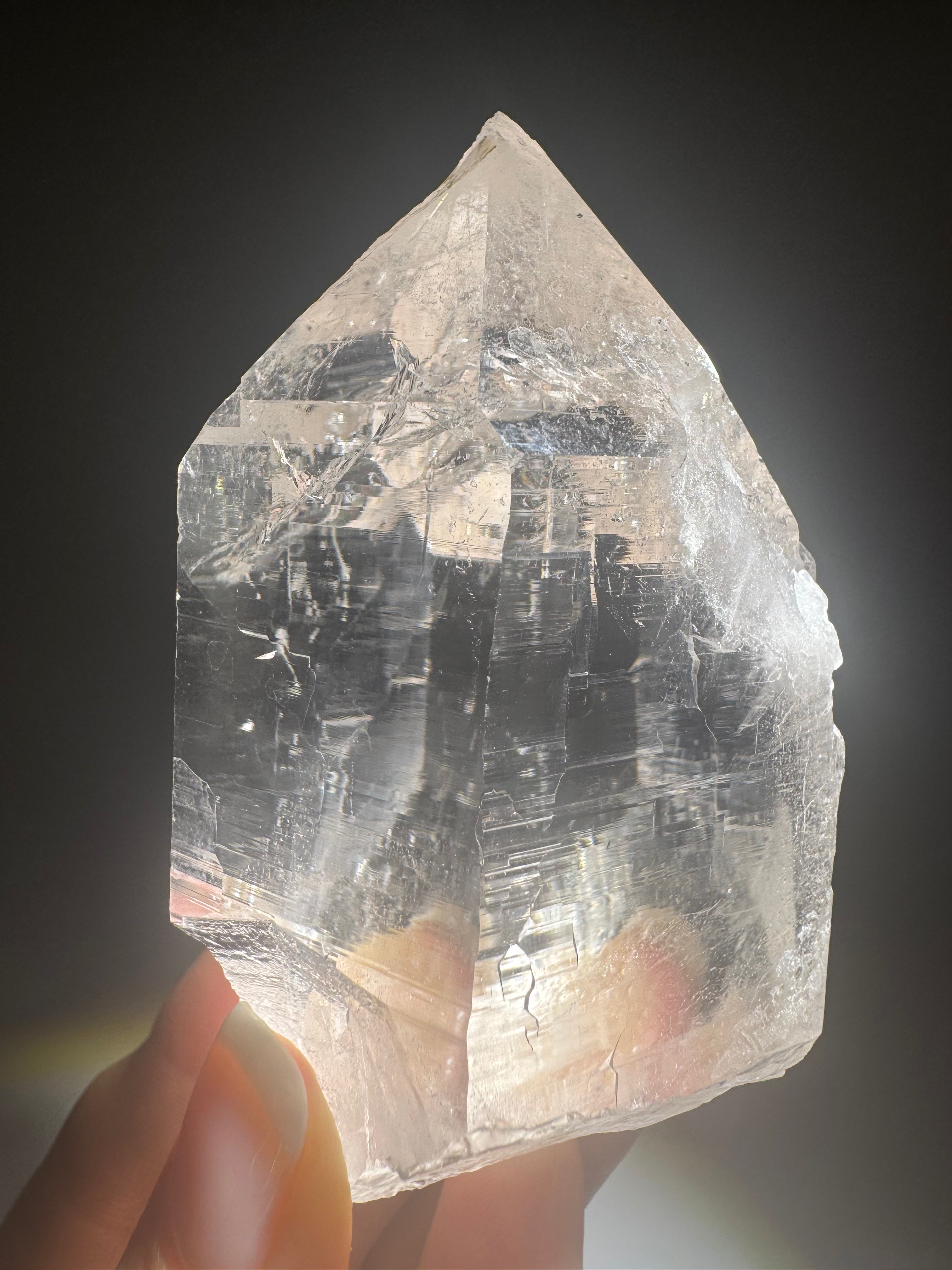 Klarer Himalaya-Quarz 8.4cm mit feinem Regenbogen im Inneren