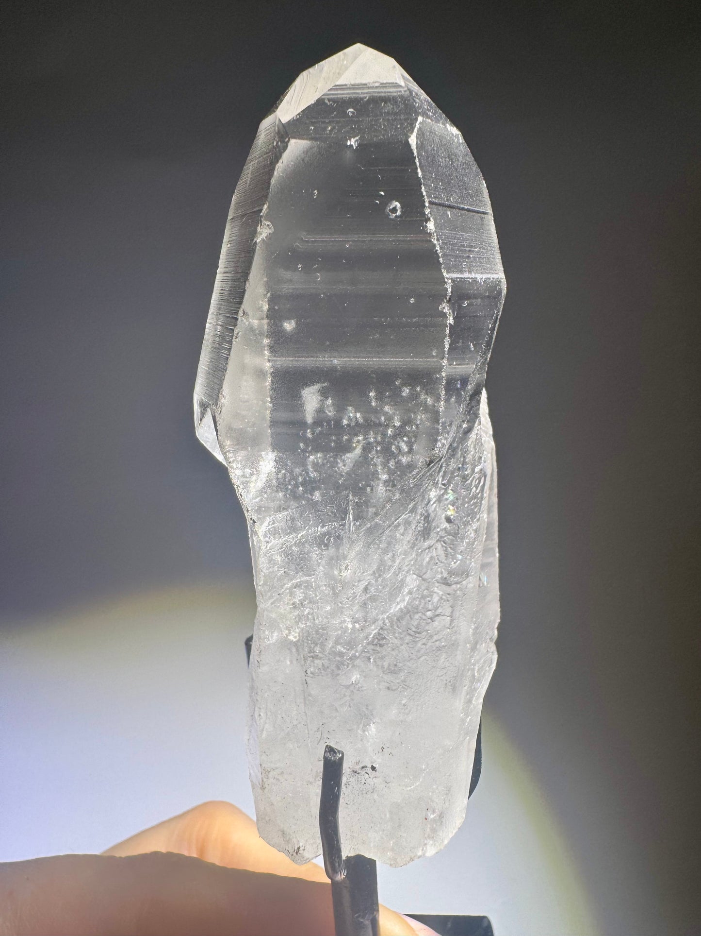 Klarer Lemurian Quarz mit schwarzem Ständer 14 cm