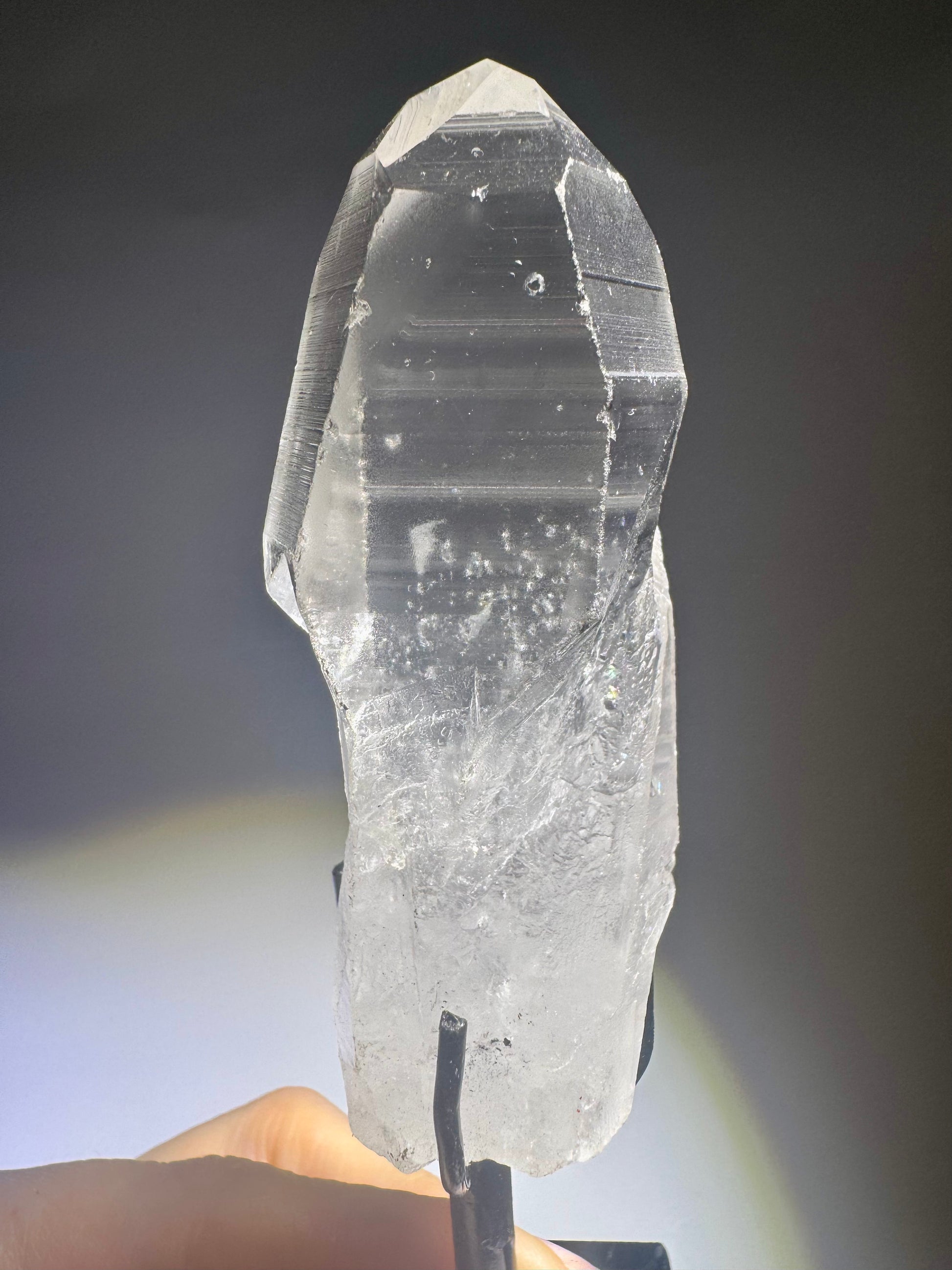 Klarer Lemurian Quarz mit schwarzem Ständer 14 cm