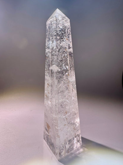 Klarer Obelisk aus Bergkristall – 17 cm grosses Einzelstück, ideal zur Raumreinigung & Energiearbeit