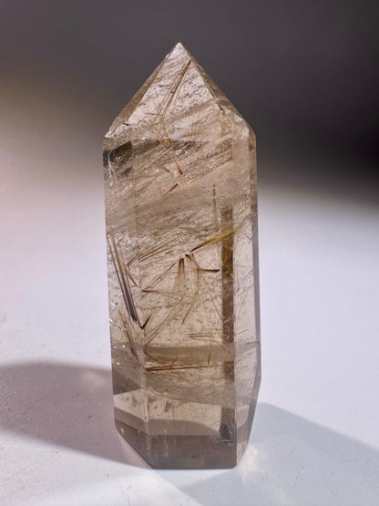 Klarer Quarz mit feinen Rutilfäden – hochwertige Kristallspitze aus Brasilien, 6,5 cm