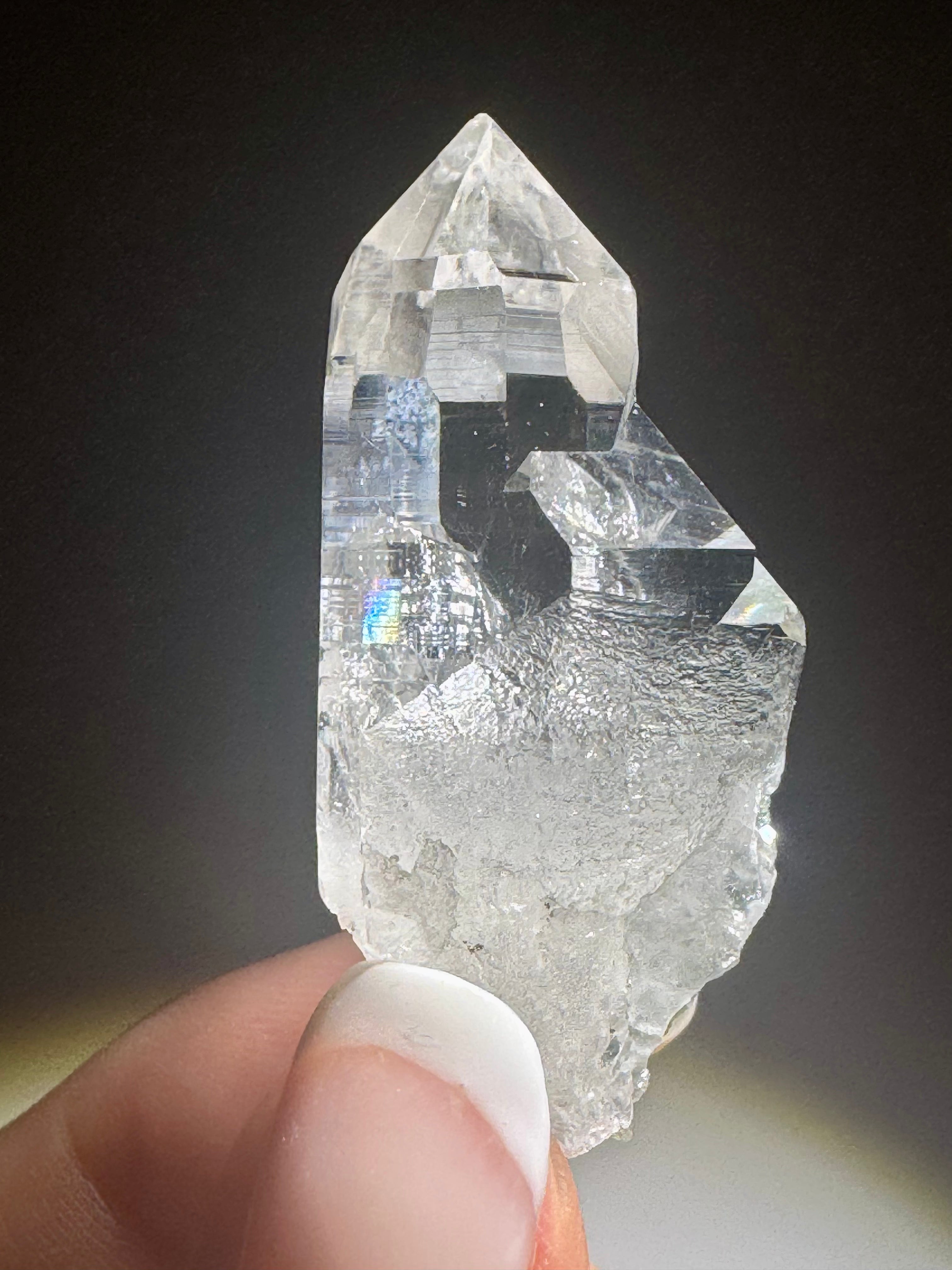 Klarer Rohkristall aus dem Himalaya mit Chlorit