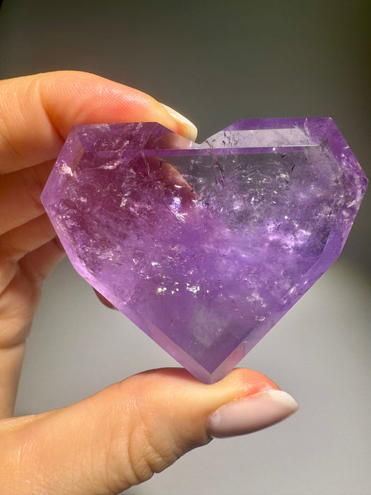 Klares facettiertes Amethyst-Herz – 5,4 × 5,0 cm Edelstein aus Brasilien in AAA-Qualität mit starkem Funkeln