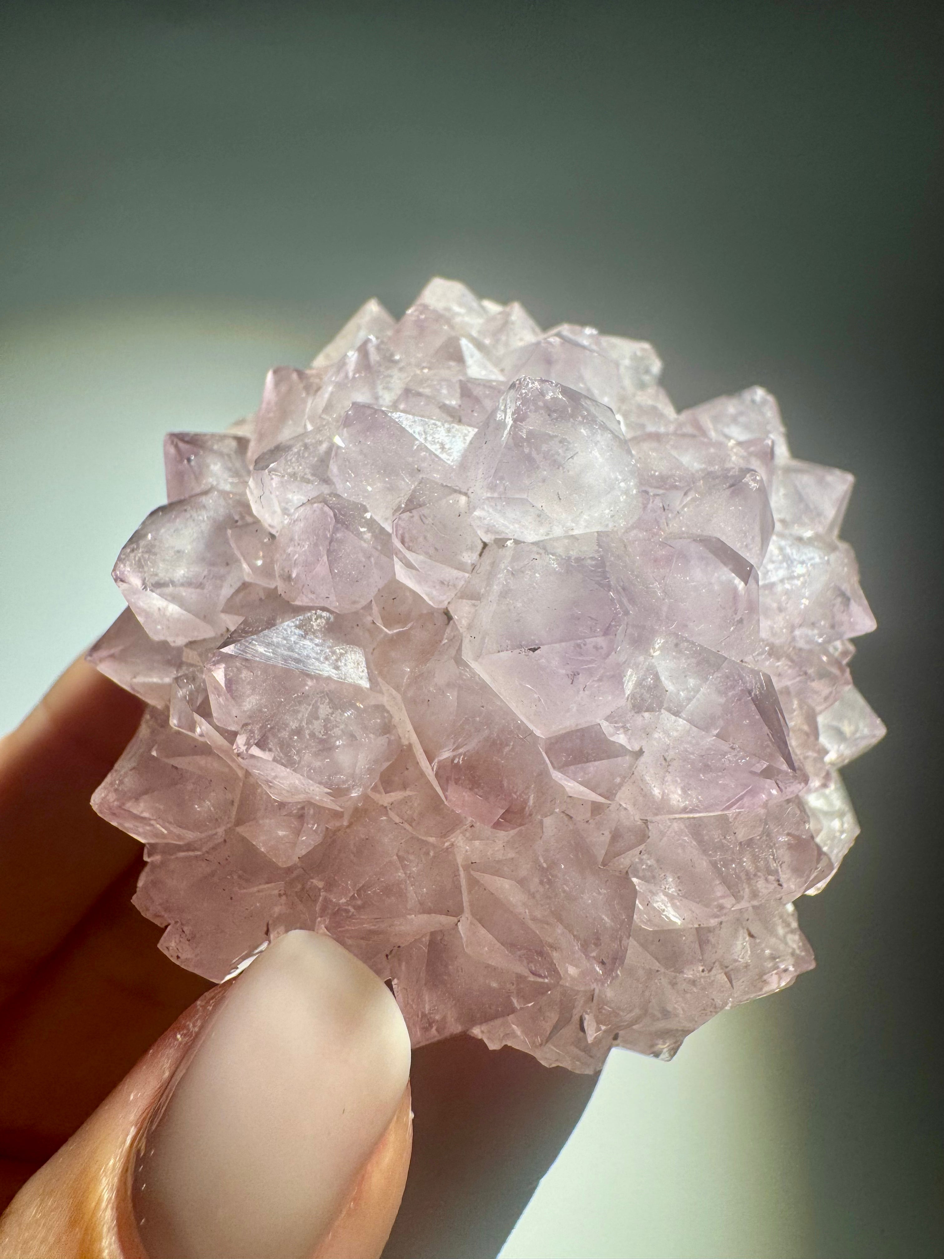 Kleine Amethystblüte 5,5 cm mit symmetrischer Kristallform aus Uruguay