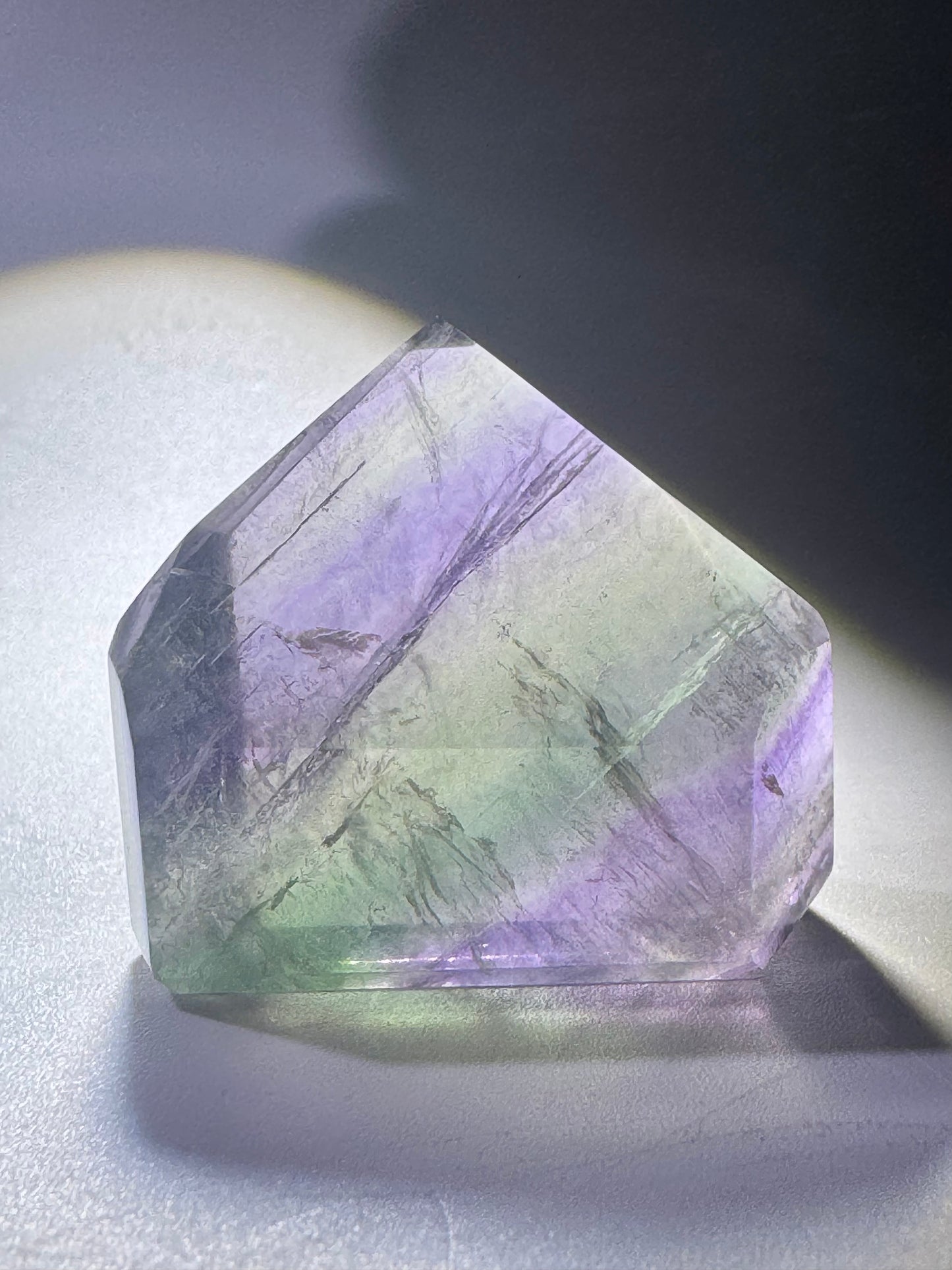 Kleine Fluoritspitze in Lila und Grün, 2,6 cm, transparent und hochwertig