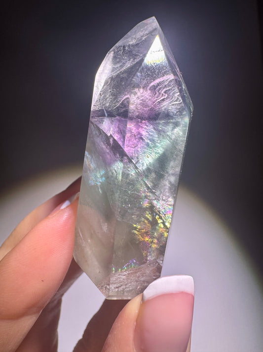 Kleine klare Fluoritspitze in Lollipop-Farben – lila, grün, transparent