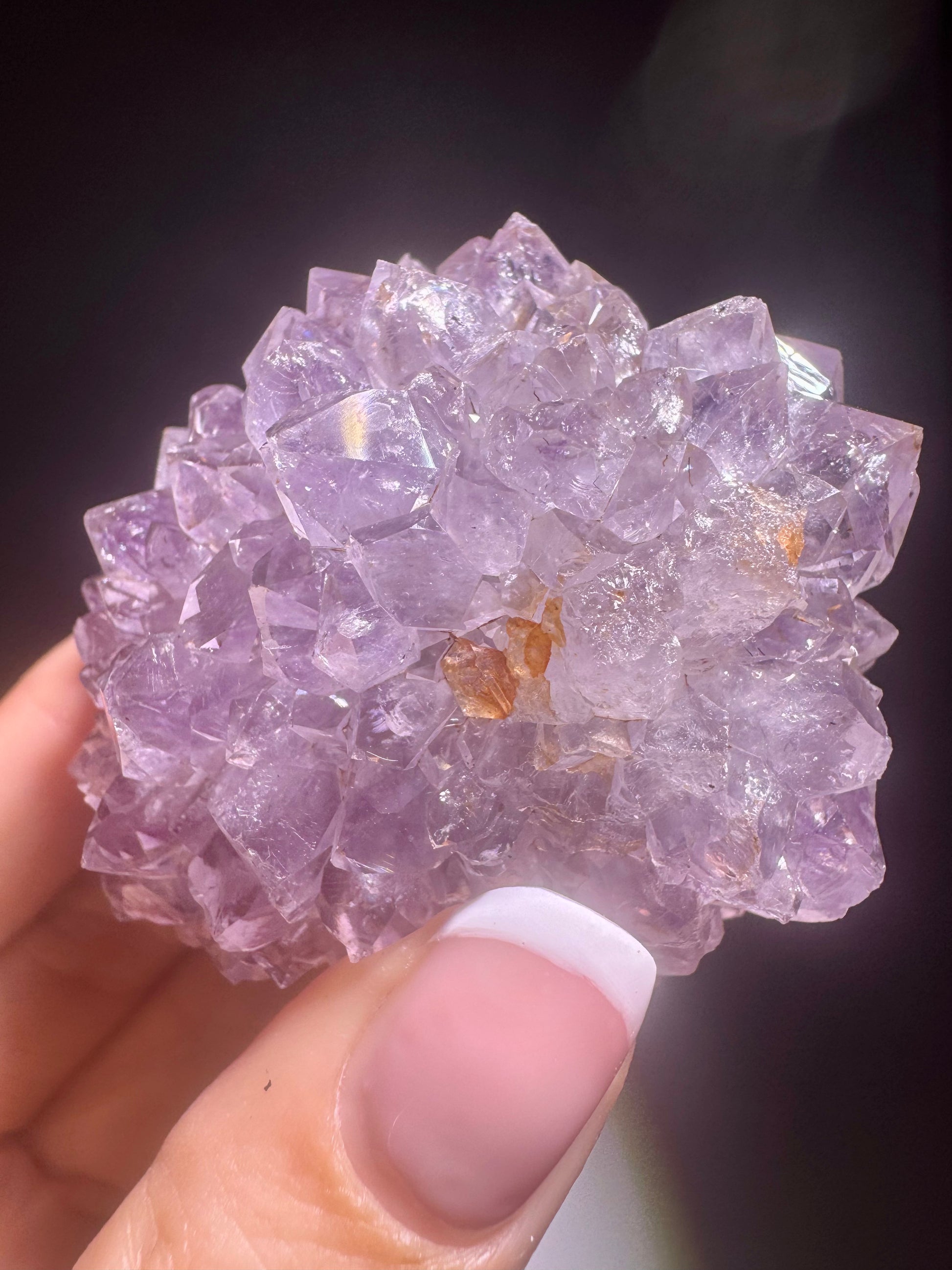 Kleine lila Amethystblüte aus Uruguay mit funkelnden Kristallen