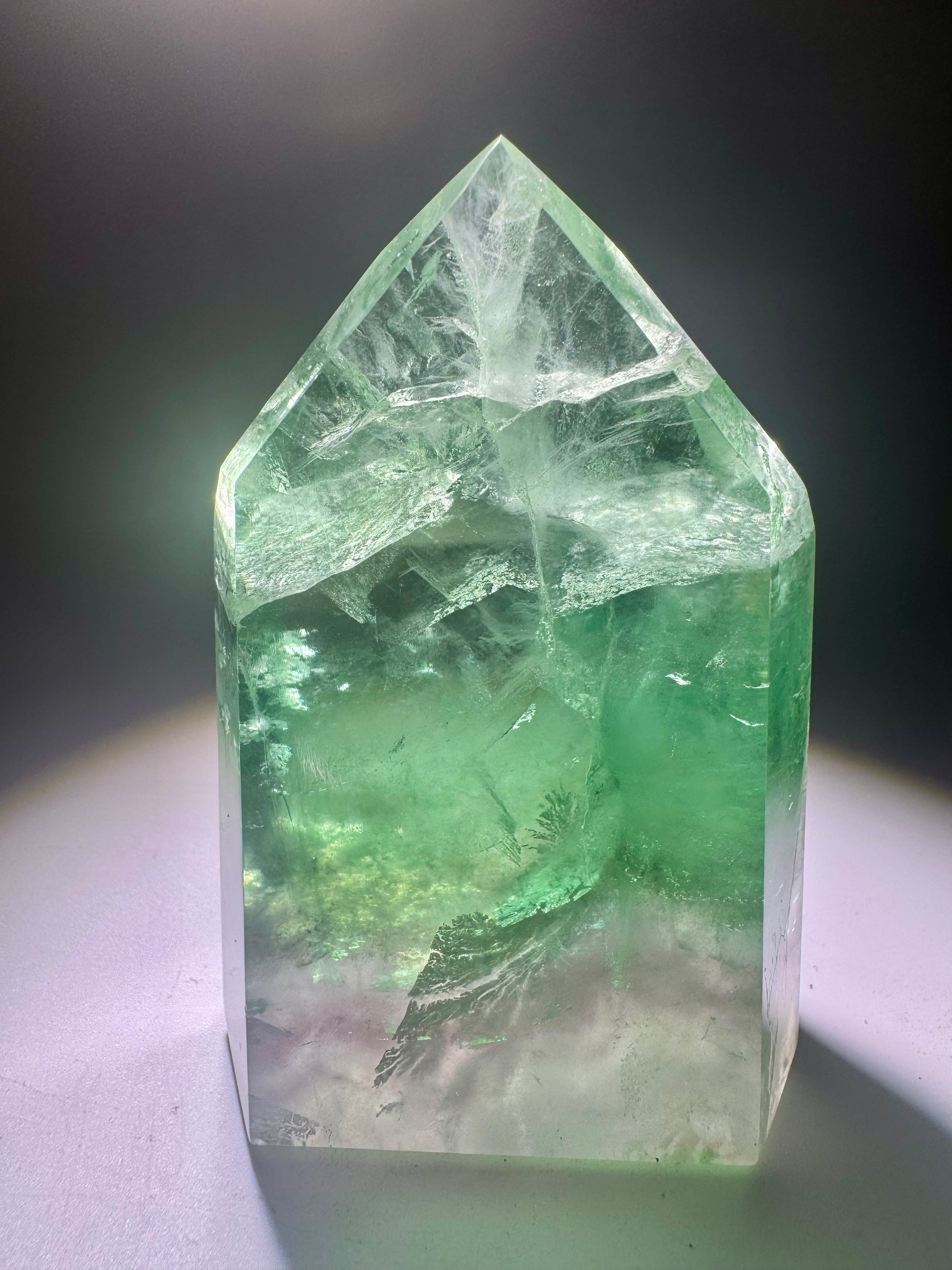 Kraftvolle grüne Fluoritspitze, 221 g schwer, seltene Qualität