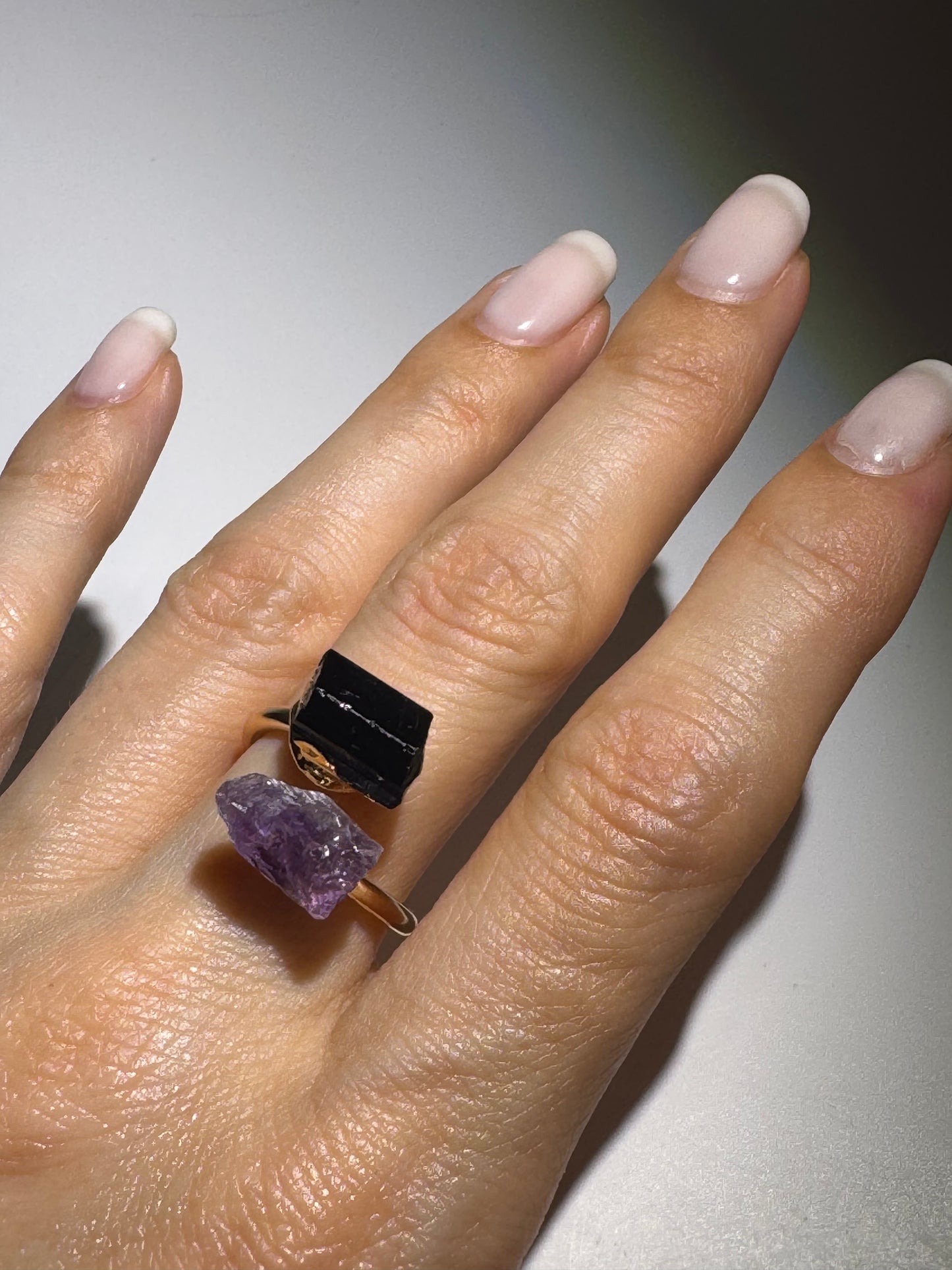 Kraftvoller Heilsteinring mit Amethyst und schwarzem Tourmalin 18 K vergoldet