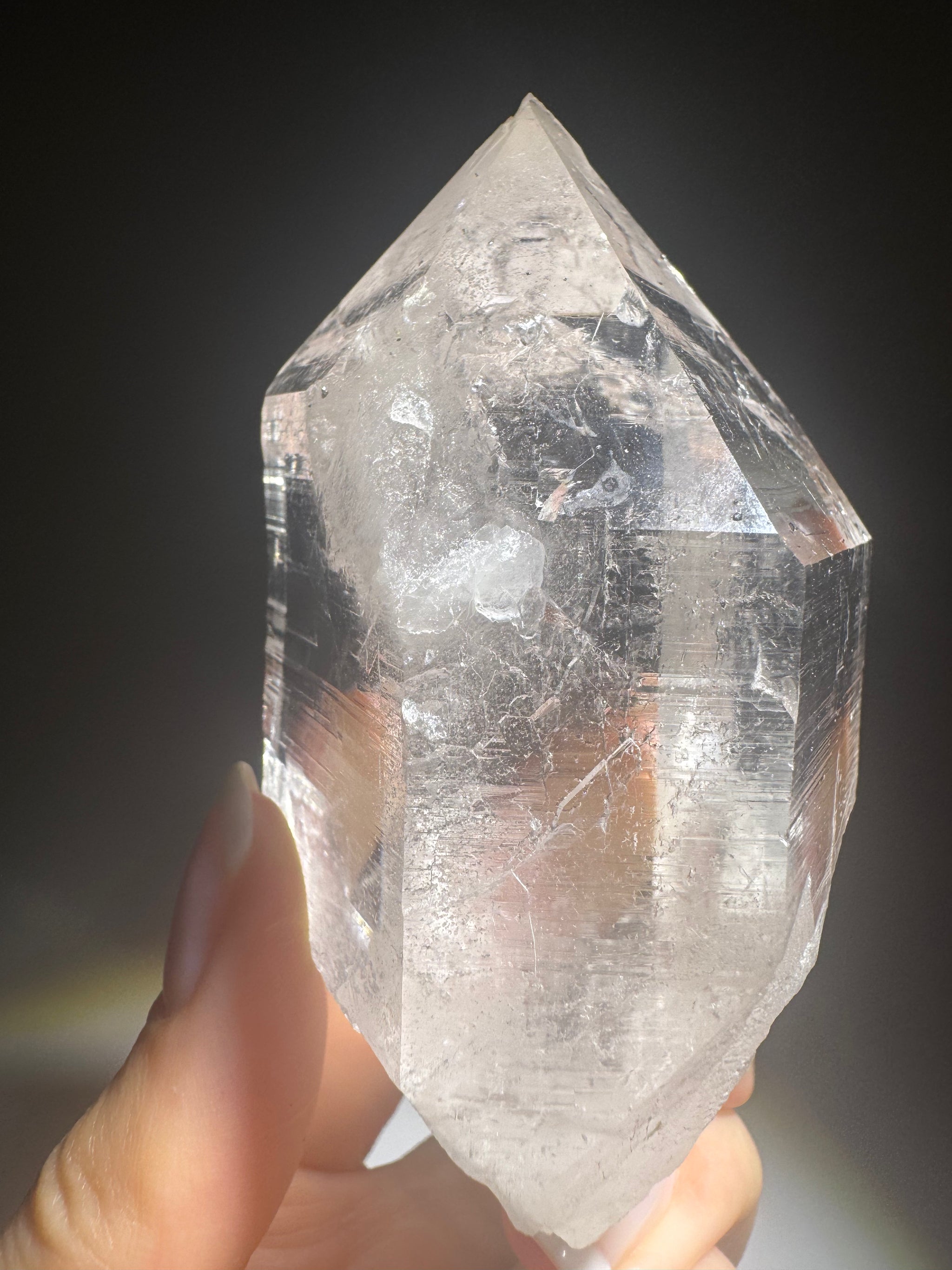 Kraftvoller Himalaya-Quarz mit innerem Glanz und Regenbogen – Symbol für Christusenergie