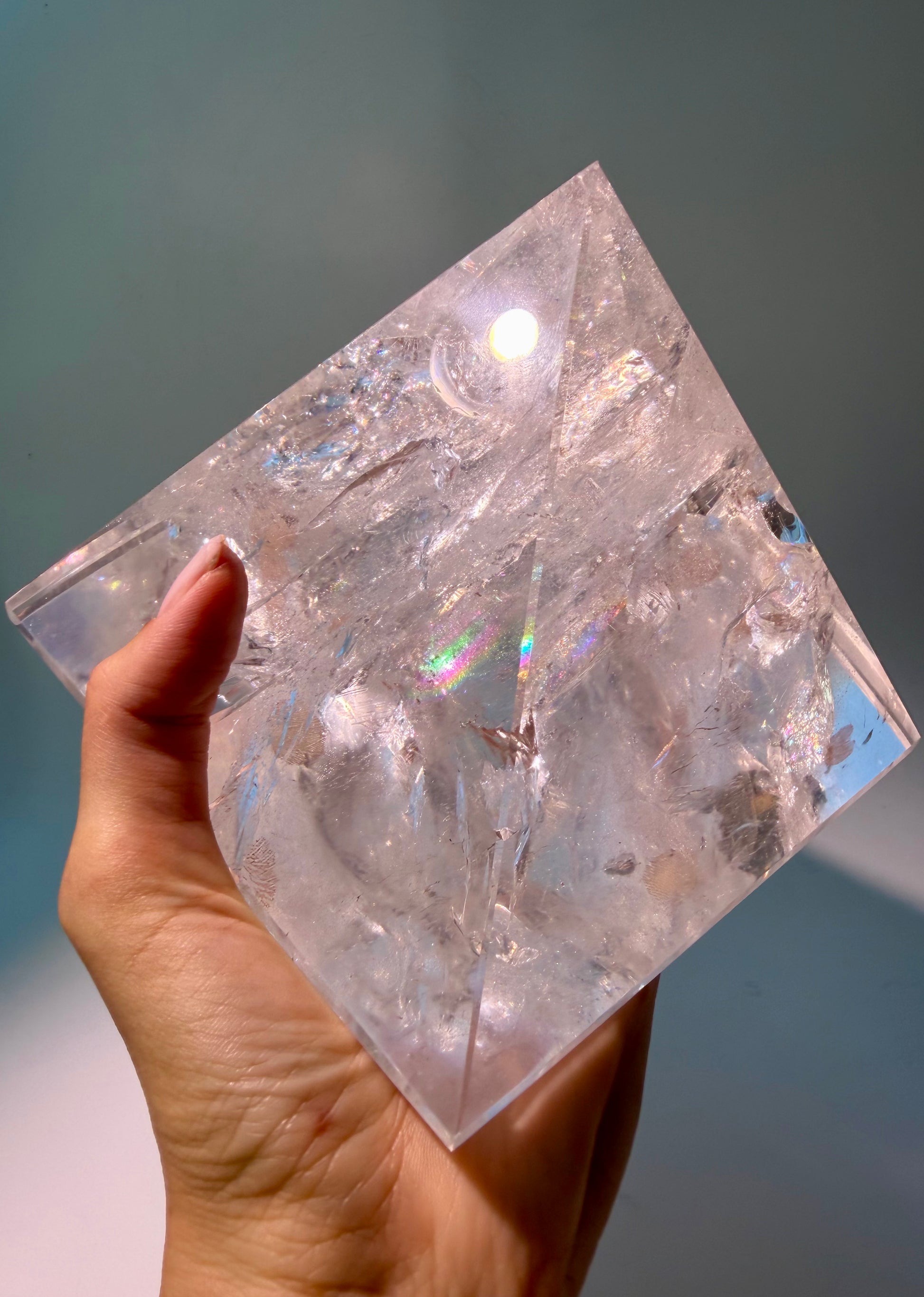 Kristall Pyramide XL Lemurian 14,2 × 14,2 × 10,5 cm, riesig, extra klar, Brasilien