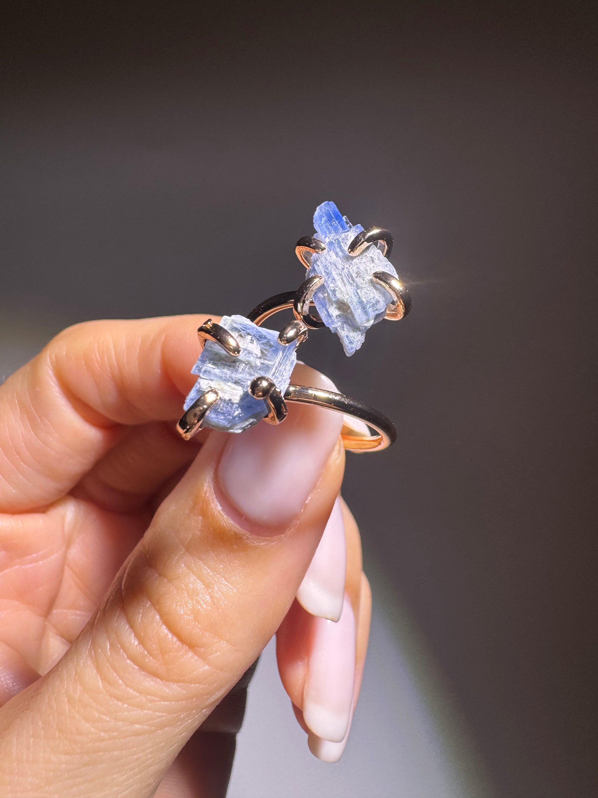 Kristallblau-Kryonit-Ring aus vergoldetem Kupfer – spiritueller Schmuck für Balance, Fokus und Gelassenheit