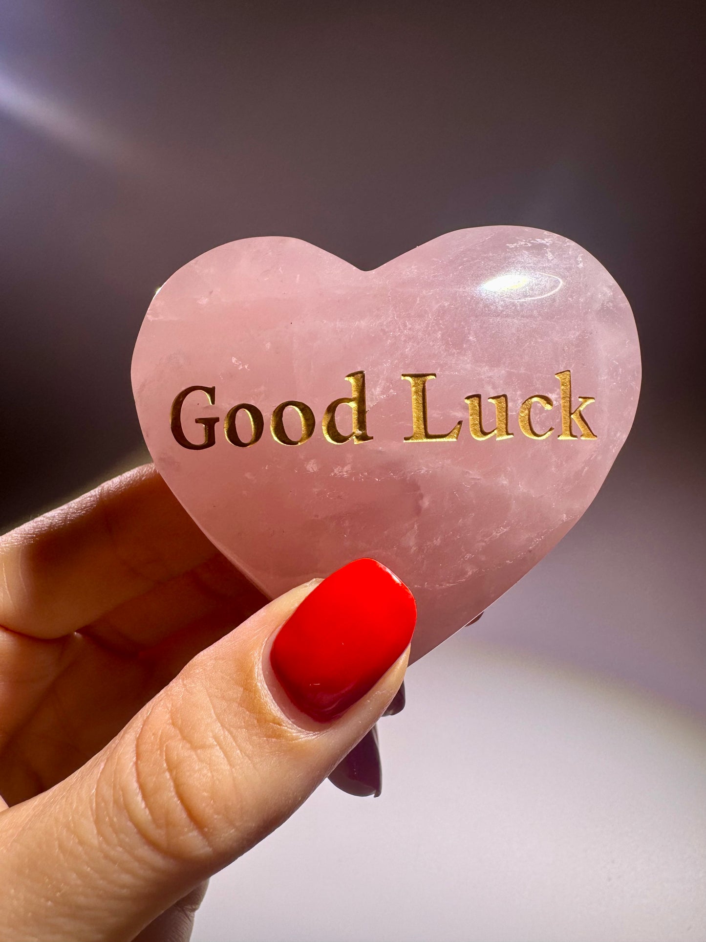 Kristallherz aus Rosenquarz mit eingravierter Goldschrift good luck – 6,3 cm gross