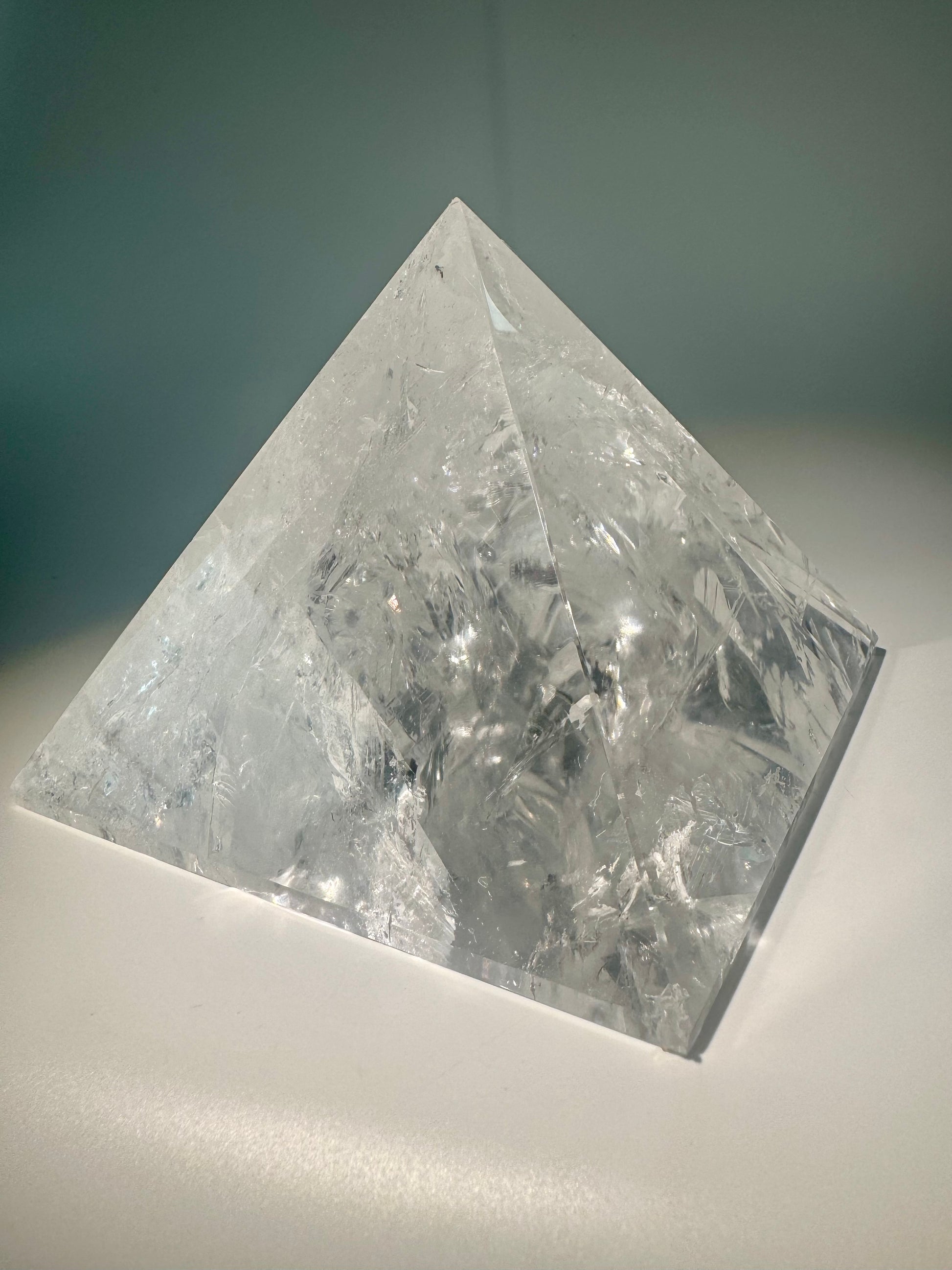 Kristallpyramide 14x14 cm, Klarheit & Licht in höchster Qualität