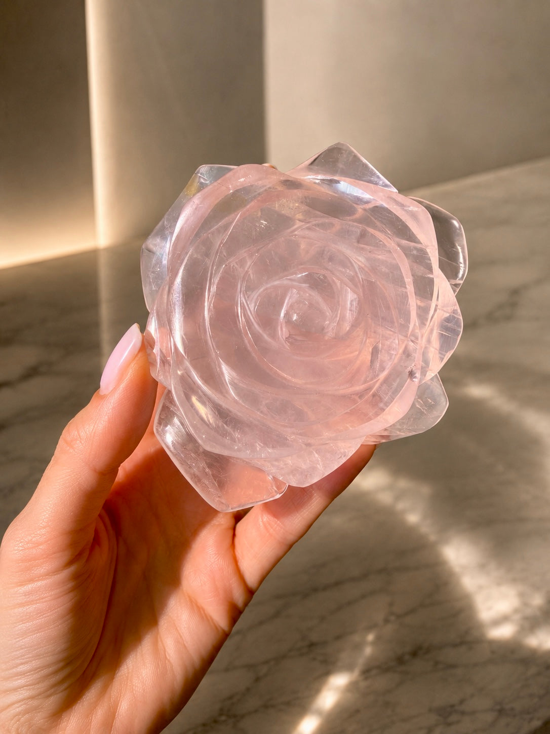 Kristallrose aus Bergkristall mit Light Gold Ständer, handgefertigtes Einzelstück aus Brasilien