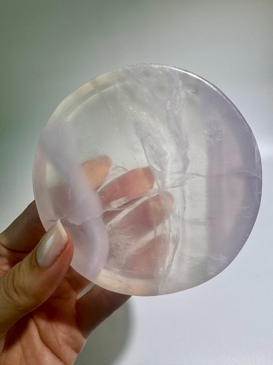 Kristallschale aus Pastellfluorit mit zartem Farbverlauf – handgeschliffen in Brasilien, 10 cm Durchmesser