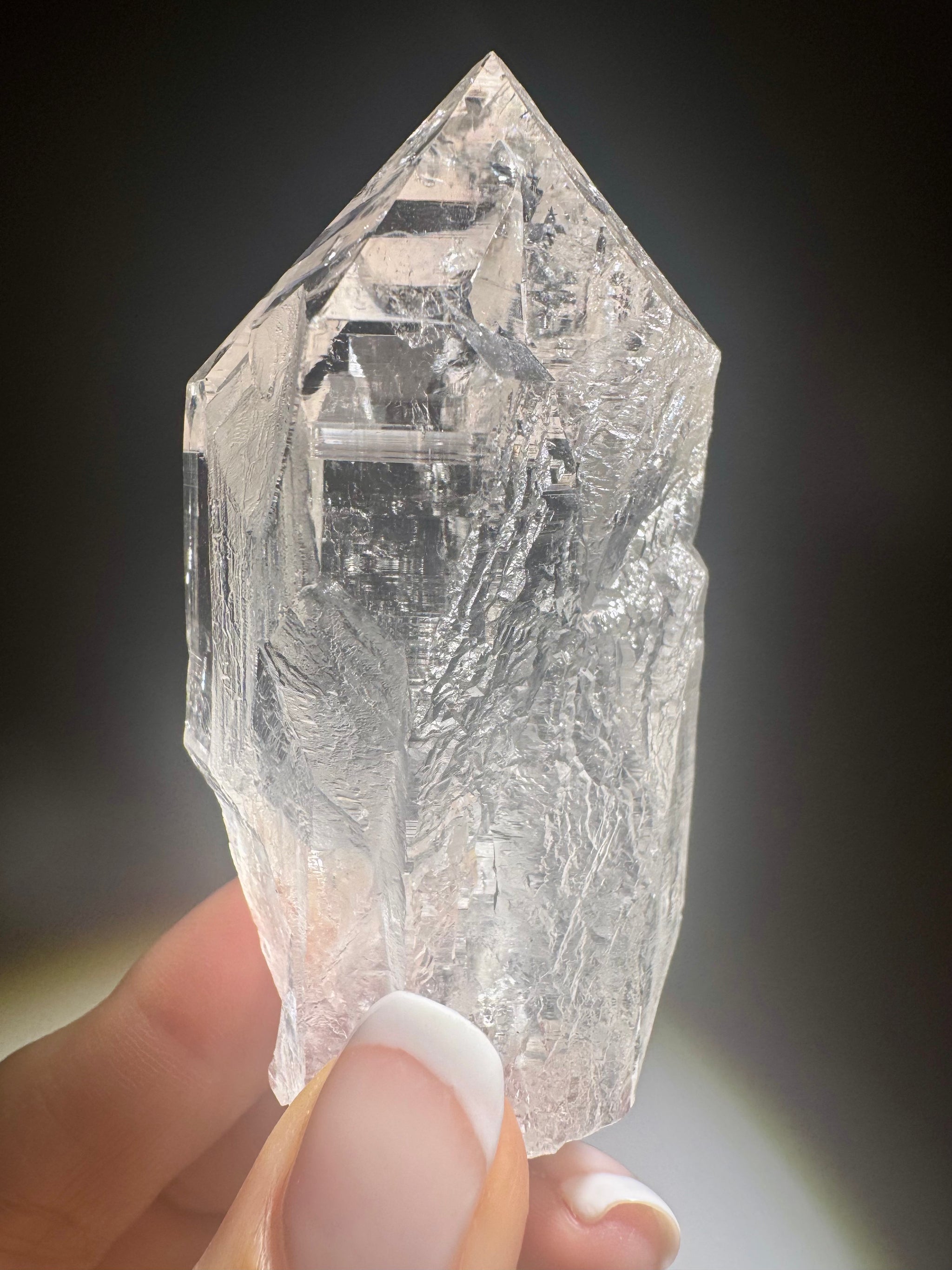 Kristallspitze aus dem Himalaya – 110 g, mit Regenbogen