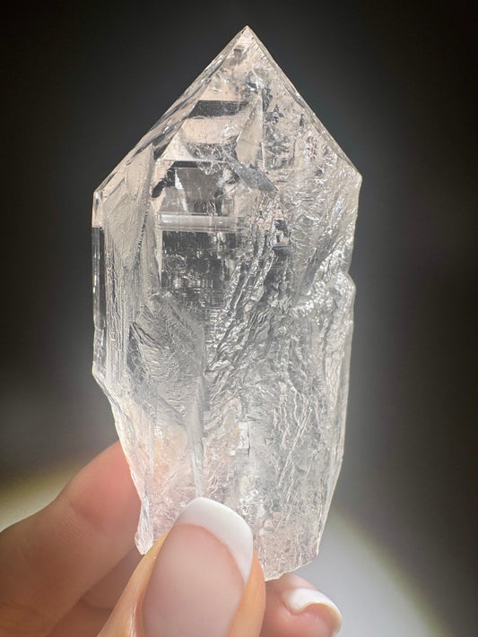 Kristallspitze aus dem Himalaya – 110 g, mit Regenbogen