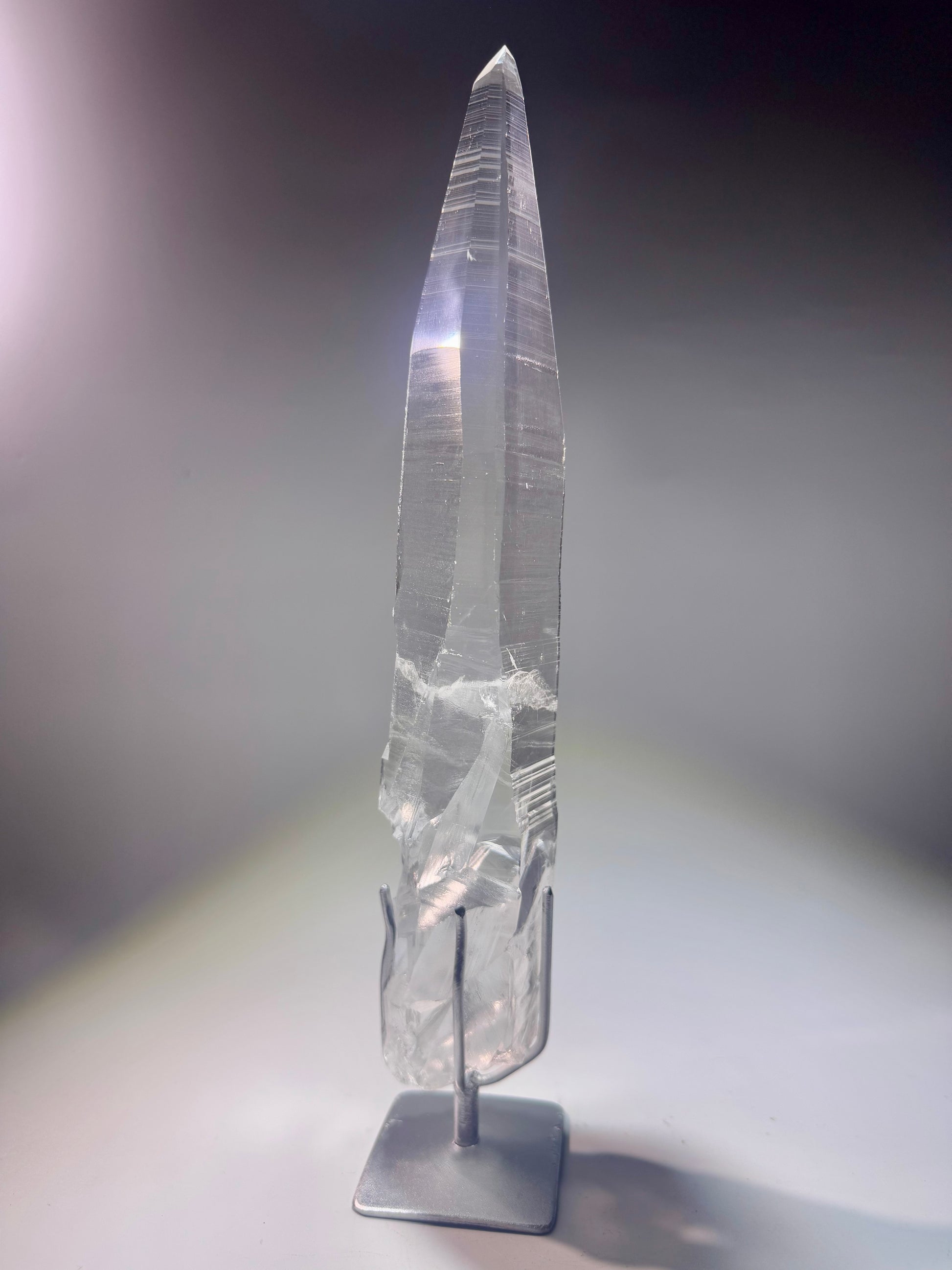 Kristallspitze mit Lemurian Lines – 28 cm grosses Traumstück mit Lichtstruktur & individueller Wachstumsform
