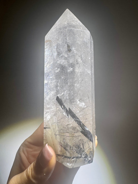 Kristallspitze mit Turmalin und goldenen Rutilnadeln – 356 g