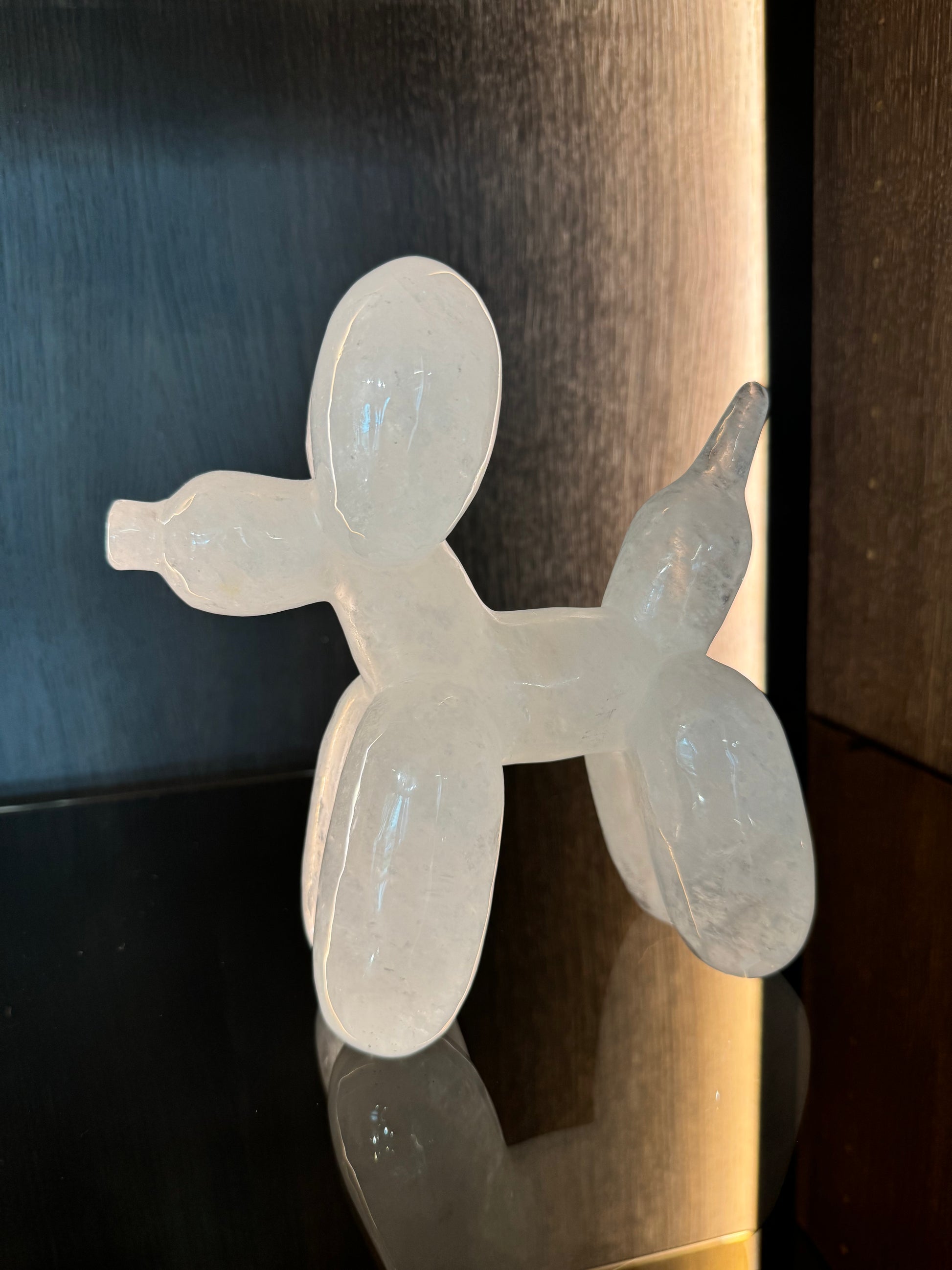 Kunstvolle Balloon Dog Figur aus Bergkristall