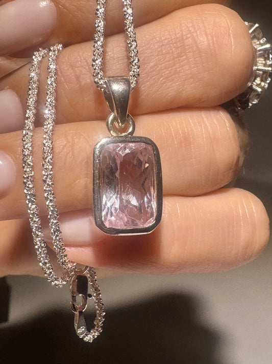 Kunzit Anhänger 925 Silber – jetzt bei Unique Crystals kaufen