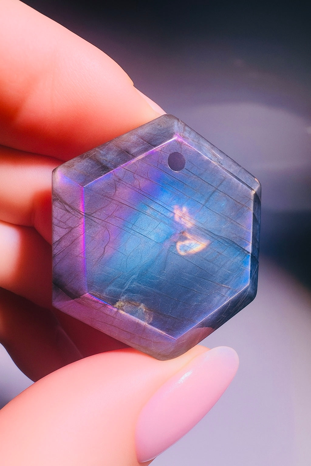 Labradorit Hexagon 3.1 cm – Magischer Blau-Lila-Pink Flash aus Indien