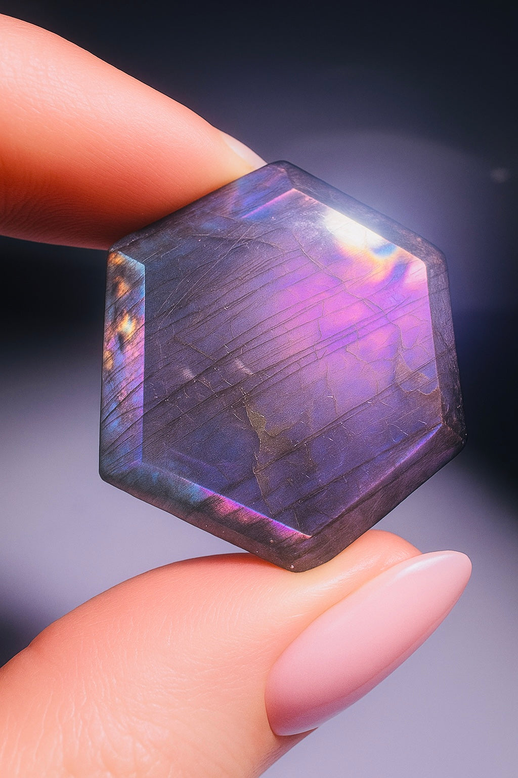 Labradorit Hexagon 3 cm – Handgeschliffen aus Indien mit magischem Lila- & Pink-Flash 