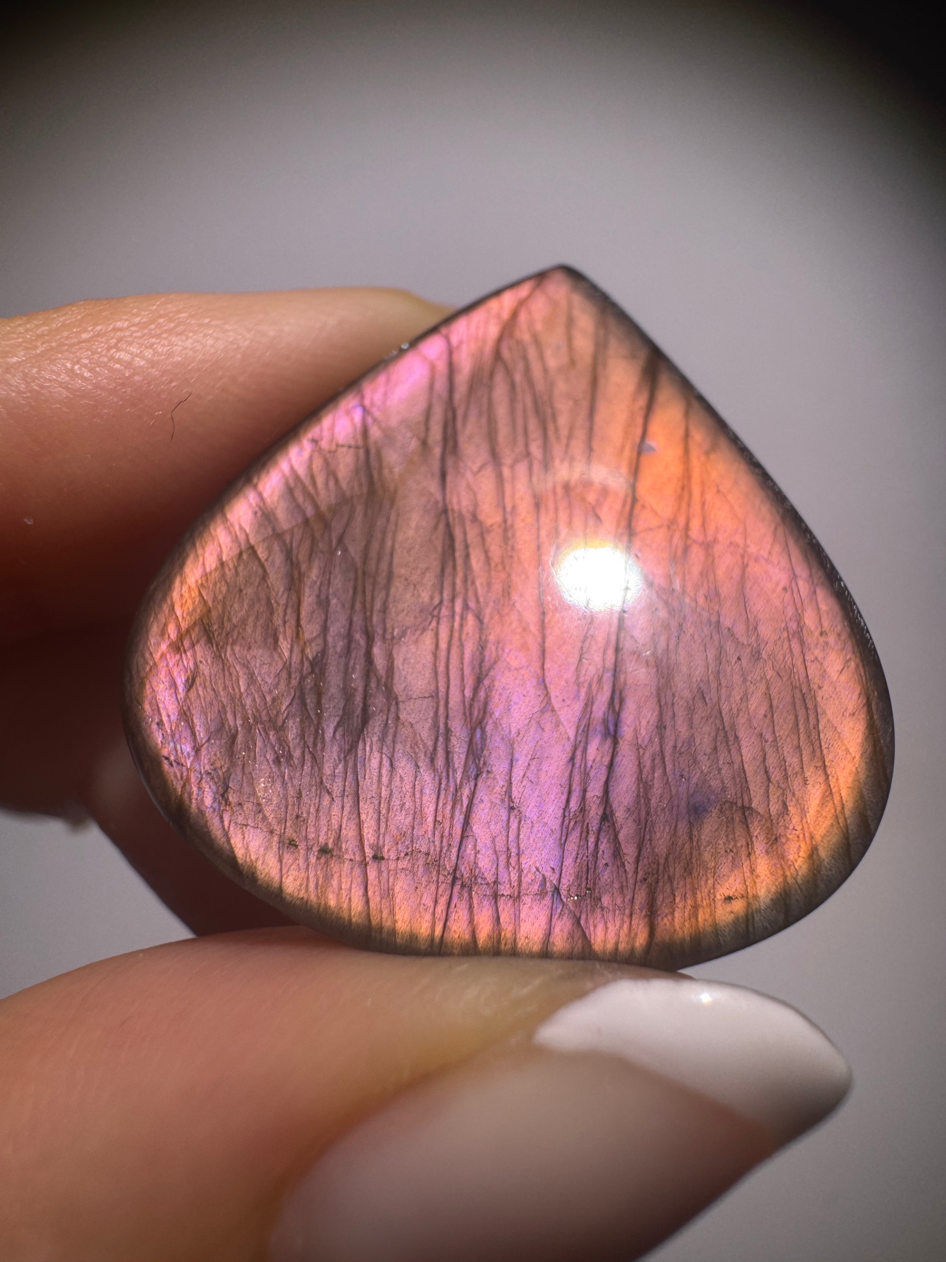 Labradorit Schmuckstein pink handmade 3 cm