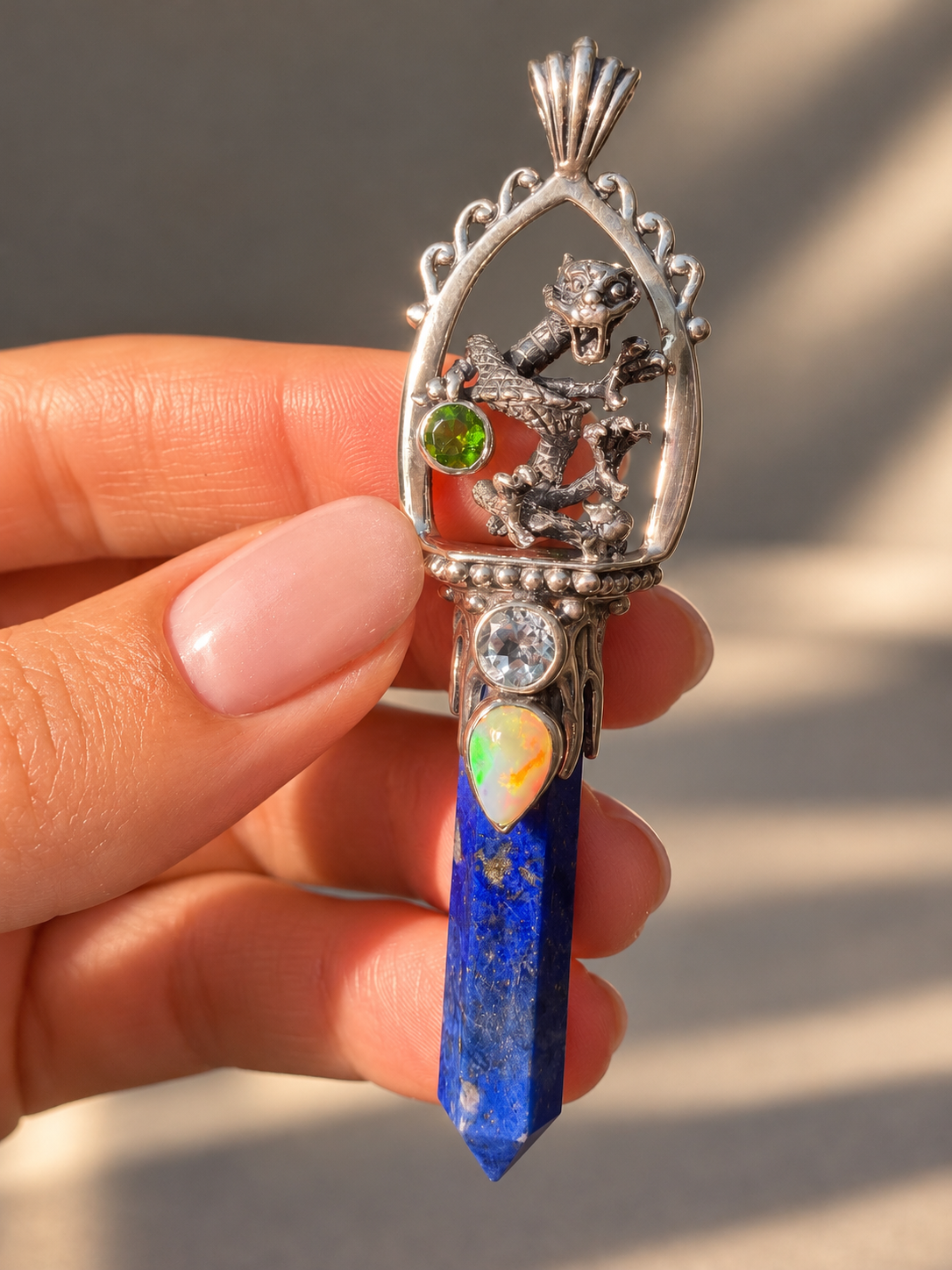 Lapis Lazuli Anhänger aus 925 Silber mit Drache, echtem Opal, Blautopas und Peridot