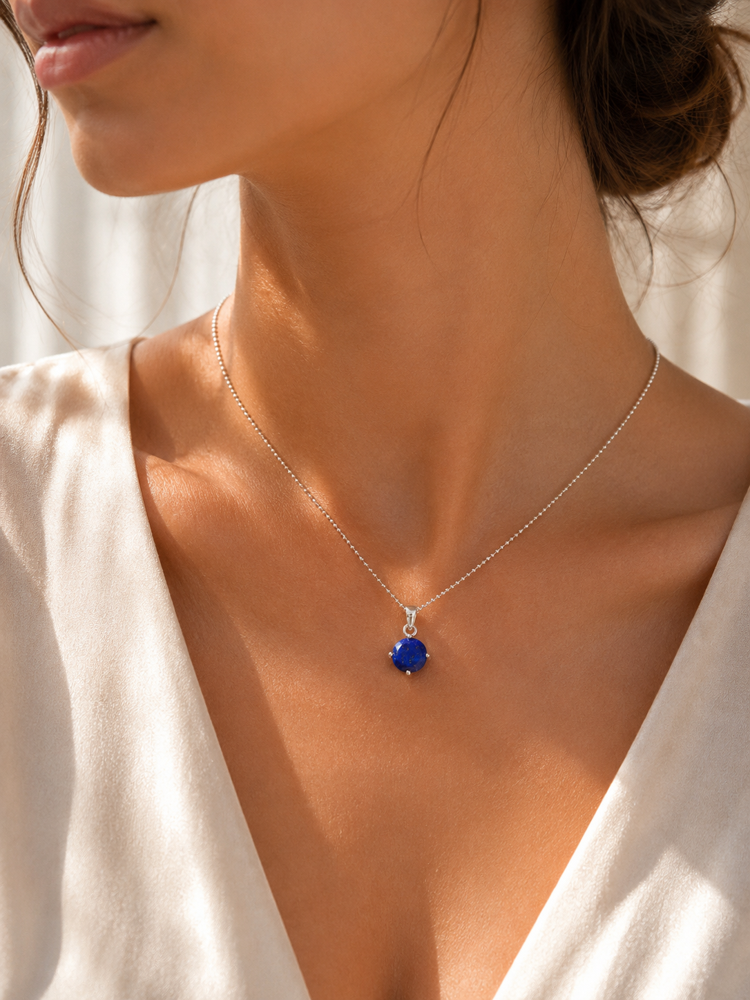 Lapislazuli Anhänger 6 mm in 925 Silber mit rundem blauem Edelstein und klassischer Krappenfassung.
