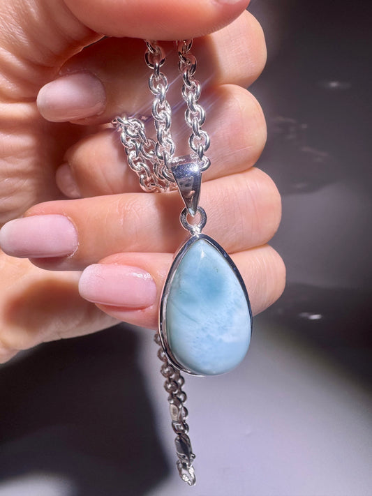 Larimar Anhänger 3.6 cm  Handgemacht in 925 Silber mit optionaler Ankerkette 42 cm – einzigartiger Edelstein in karibischem Blau