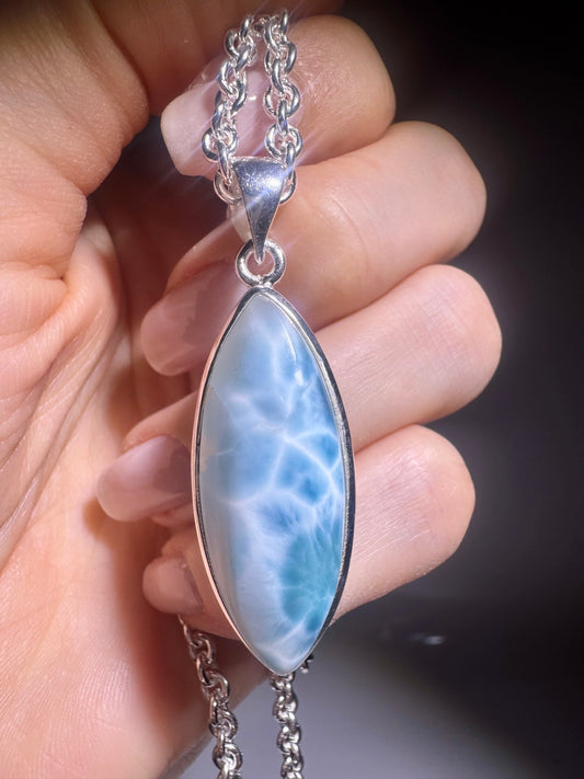 Larimar Anhänger  Handgemacht 4.6 cm 925 Silber mit optionaler Ankerkette 42 cm – einzigartiger Edelstein in karibischem Blau
