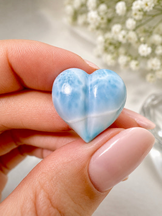 Larimar Herz 1.9 cm – handgeschliffener Edelstein in zartem Ozeanblau