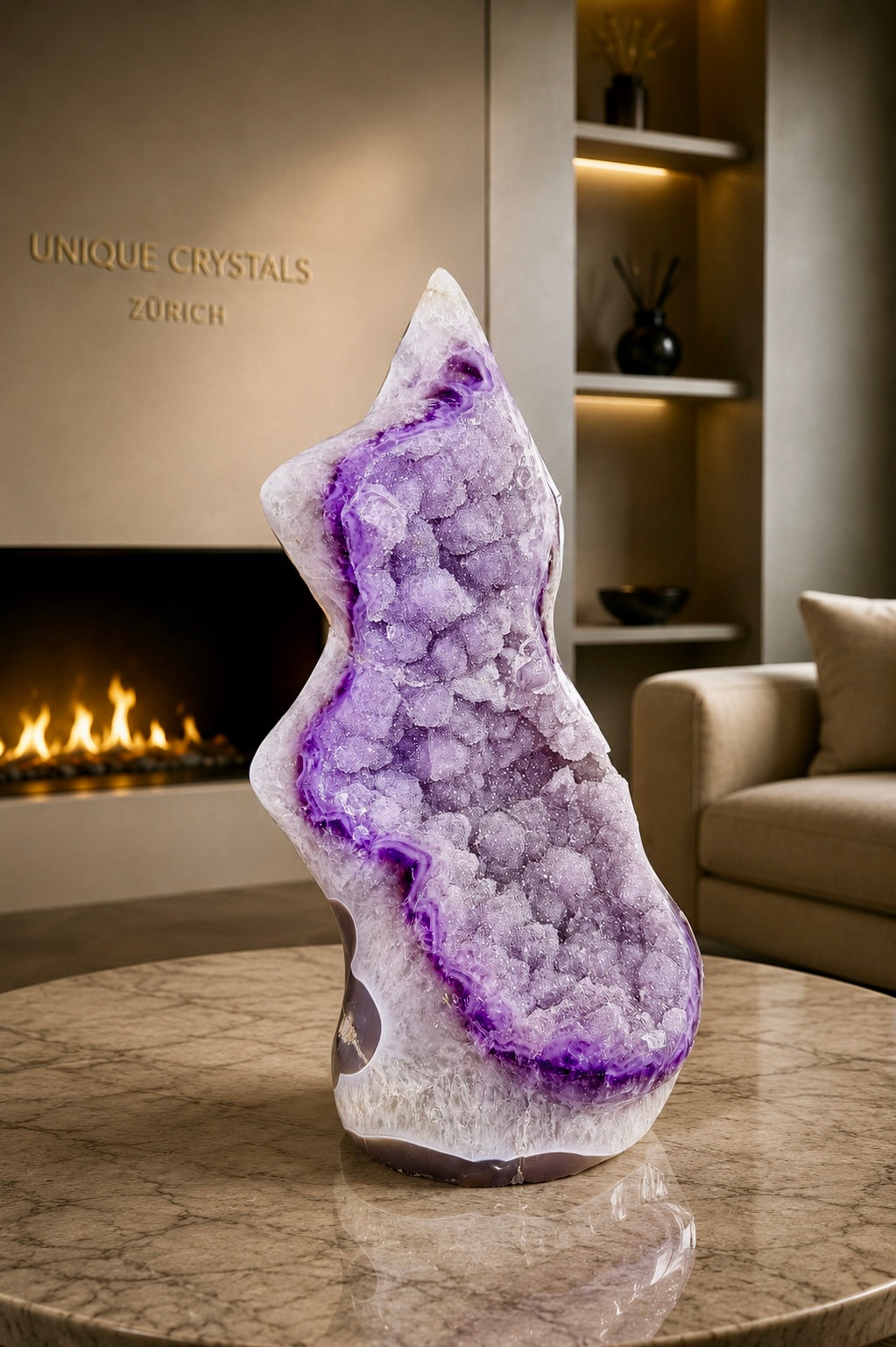 Lavender Rainbow Amethyst Flammenskulptur mit verzuckerter Kristallisation aus Uruguay