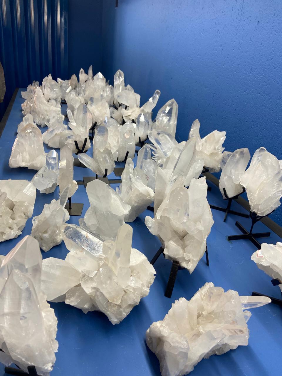 Lemurian-Bergkristallspitzen aus Minas Gerais, Brasilien 🌿 Naturbelassen, ungeschliffen und voller Lichtkraft. Kilopreis 290 CHF – handverlesen & einzigartig bei UNIQUE CRYSTALS.