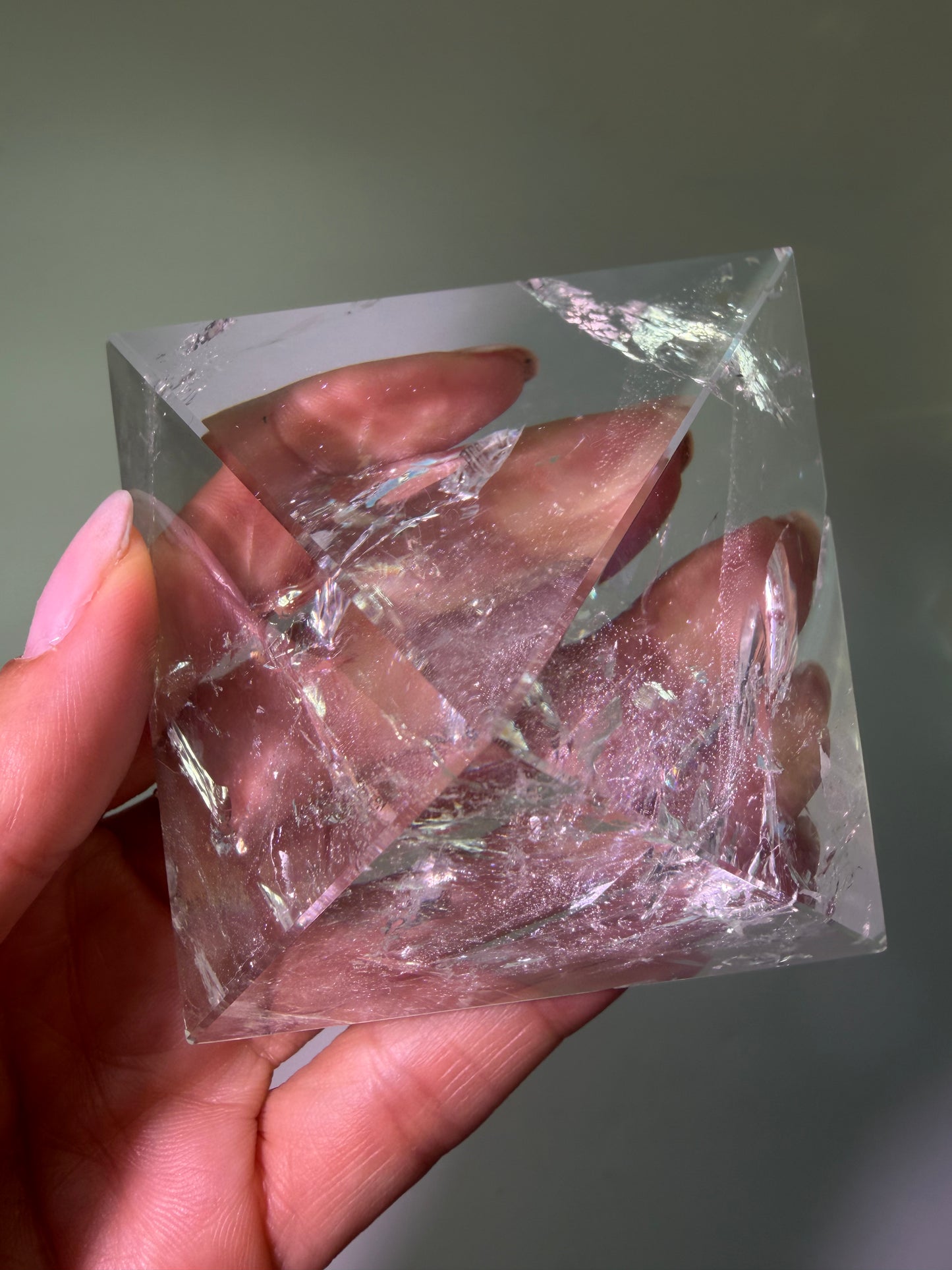 Lemurian-Kristallpyramide ultra klar 7,4 × 7,4 cm – Poliertes Sammlerstück, 290 g