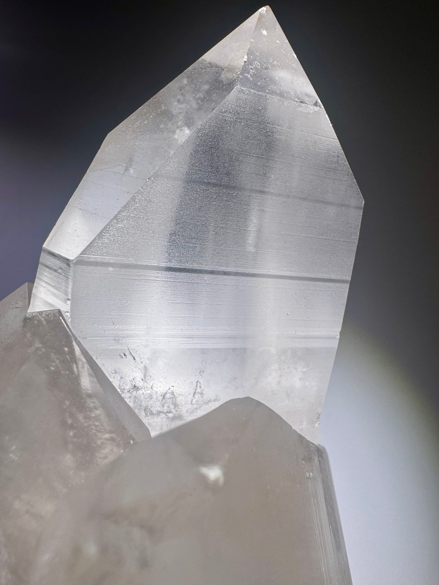 Lemurian Aufzeichnungskristall aus Brasilien – 895 g schwerer naturbelassener Kristallcluster mit ausgeprägten Wachstumsrillen und höchster Reinheit