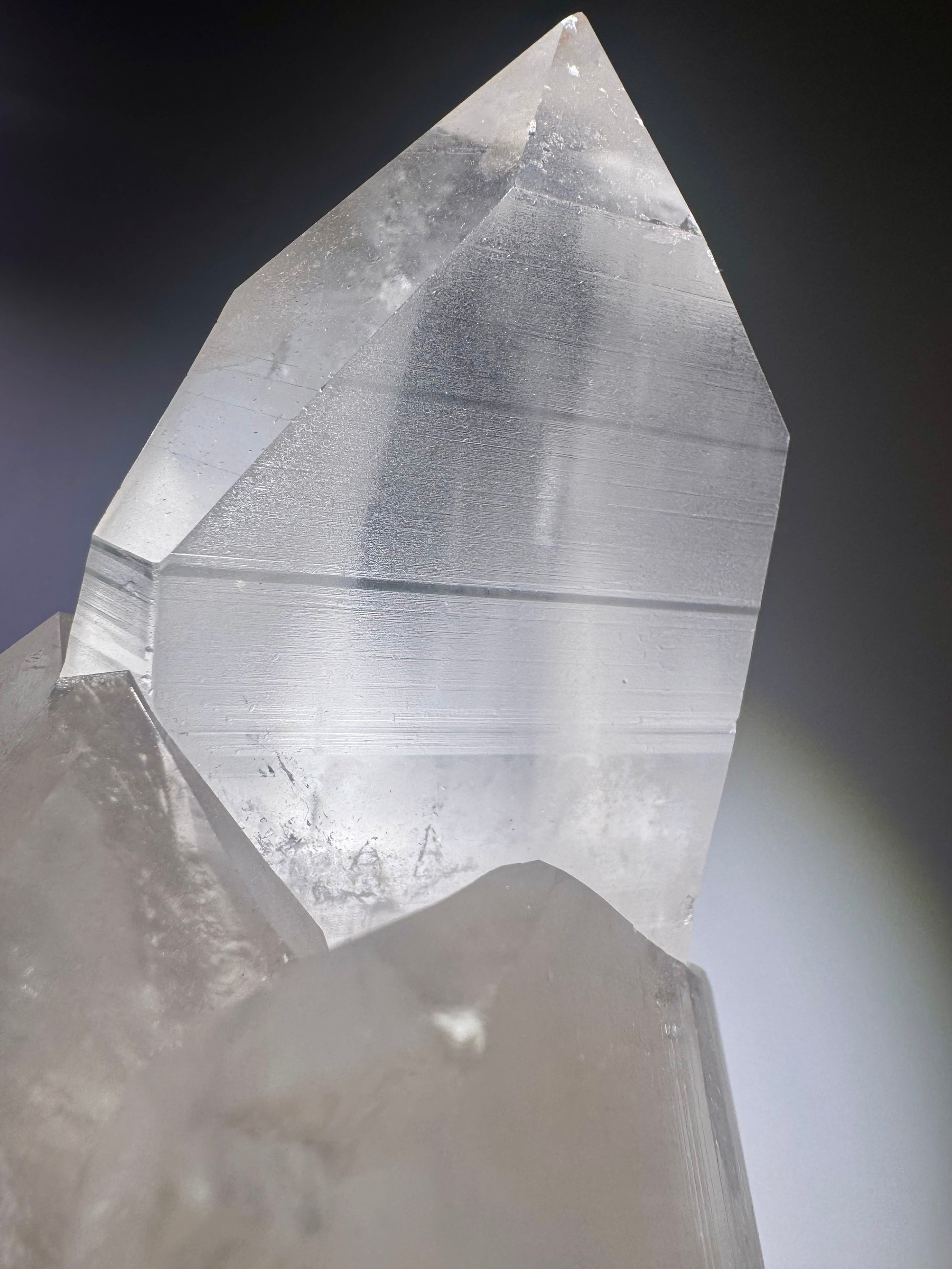 Lemurian Aufzeichnungskristall aus Brasilien – 895 g schwerer naturbelassener Kristallcluster mit ausgeprägten Wachstumsrillen und höchster Reinheit