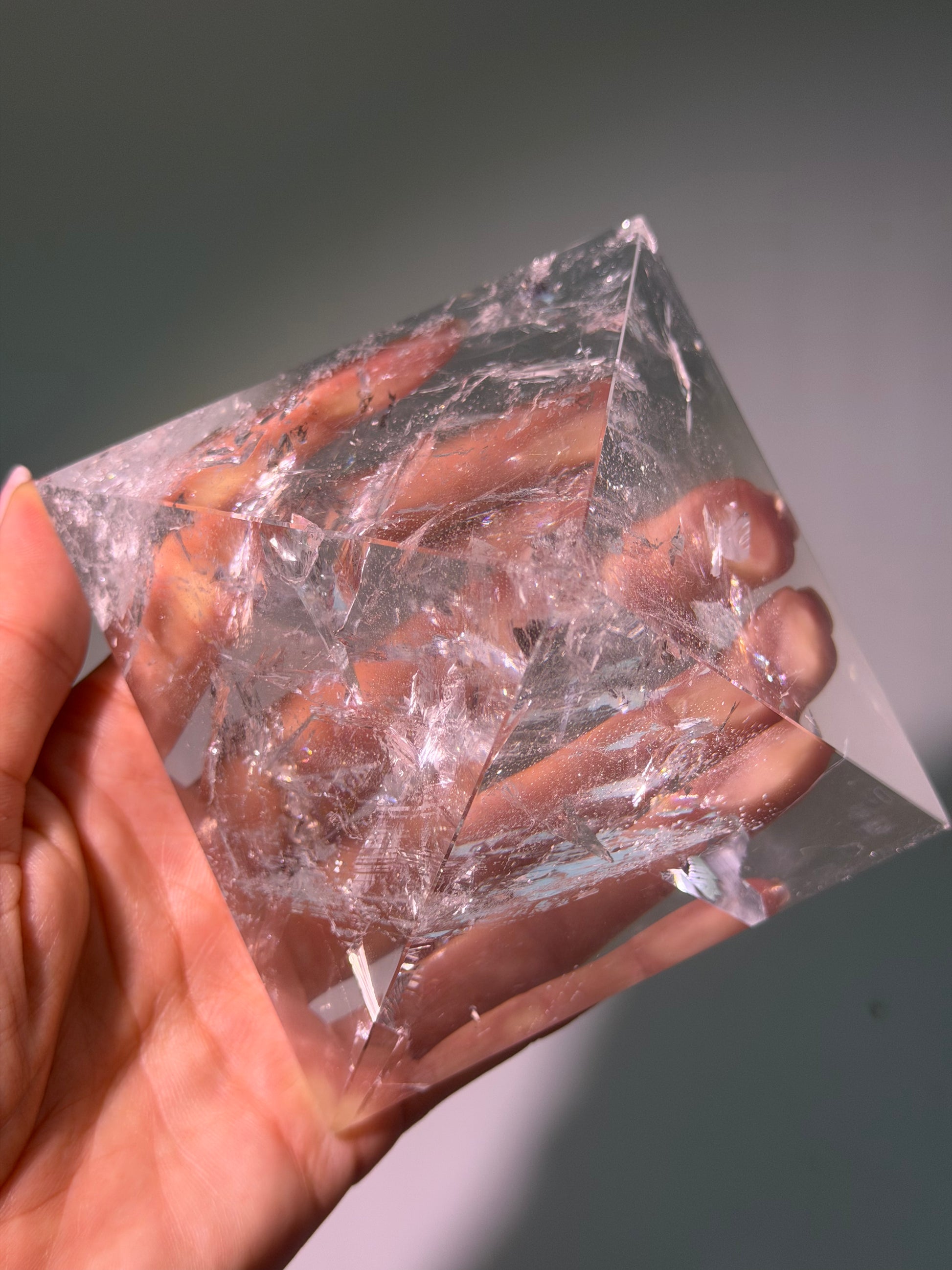 Lemurian Bergkristall-Pyramide mit Regenbogen  10x10 cm | 678 g