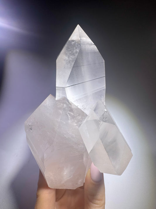 Lemurian Bergkristall Cluster aus Corinto, Minas Gerais, Brasilien – naturbelassen, 895 g, 16 cm lang, mit Wachstumsrillen & ausserordentlicher Klarheit