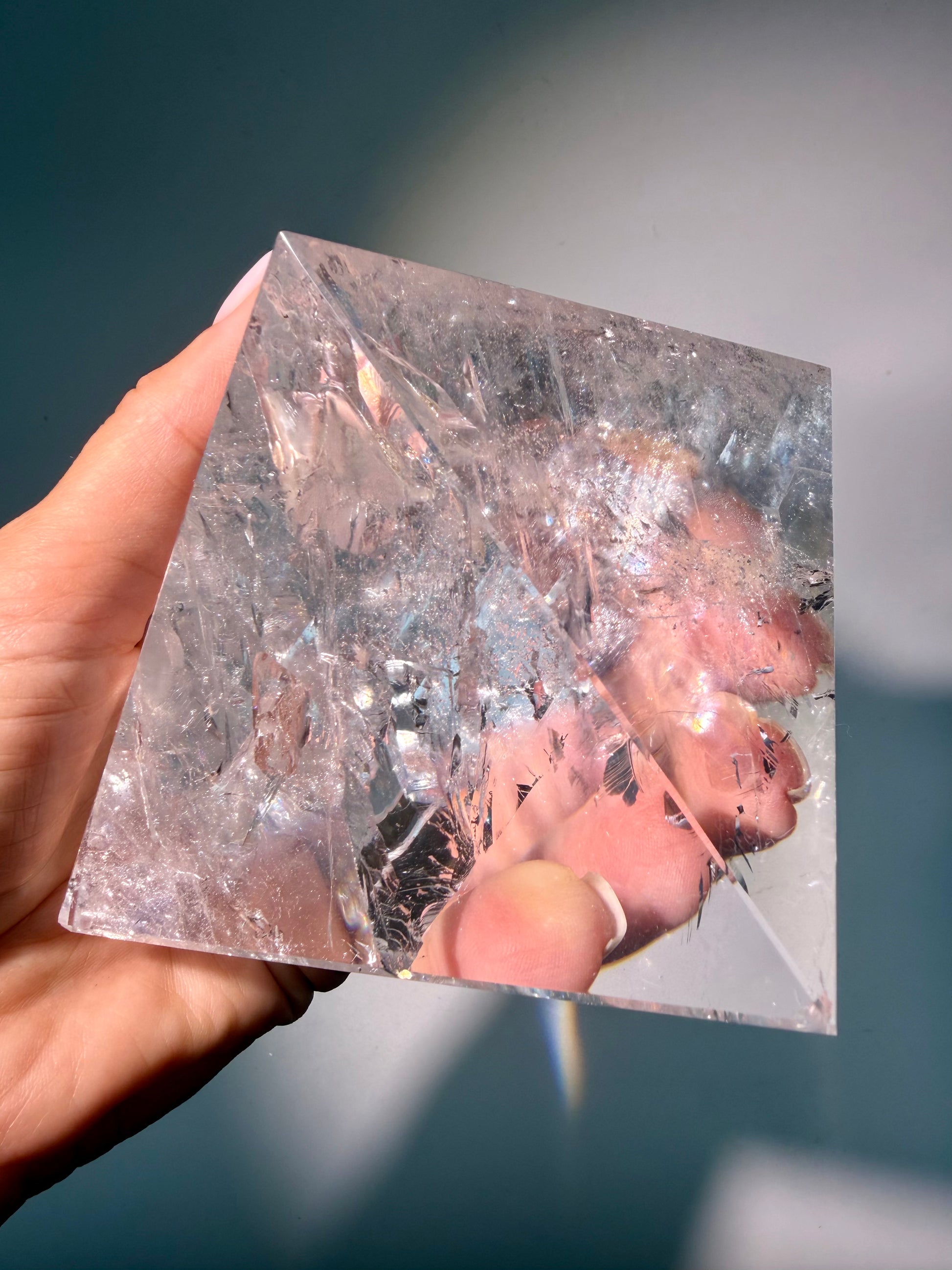 Lemurian Bergkristall Pyramide 9,6 x 9,6 cm, 617 g mit Regenbogen