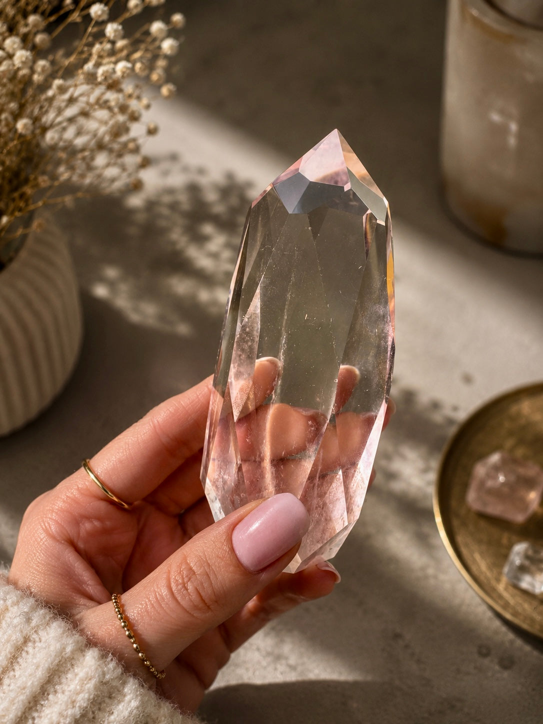 Lemurian Bergkristall, facettierter Bergkristall, klarer Bergkristall, Lemurian Quartz, Kristall für Meditation, hochwertiger Bergkristall, Bergkristall Spitze, Lichtkristall, Edelstein Dekoration, Sammlerkristall