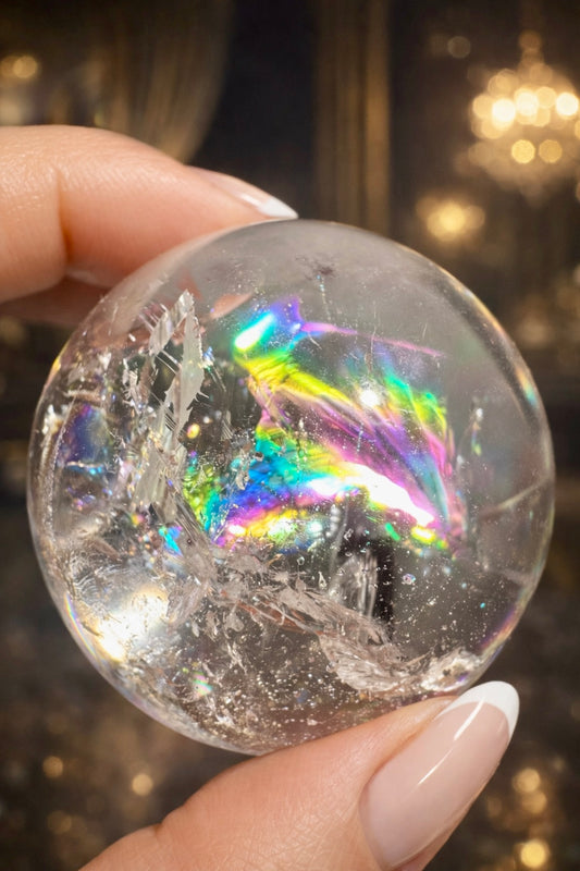 Lemurian Bergkristallkugel, Extra Qualität. Durchmesser ca. 4,1 cm. Natürlicher Regenbogen, sehr klare Struktur. Unikat.