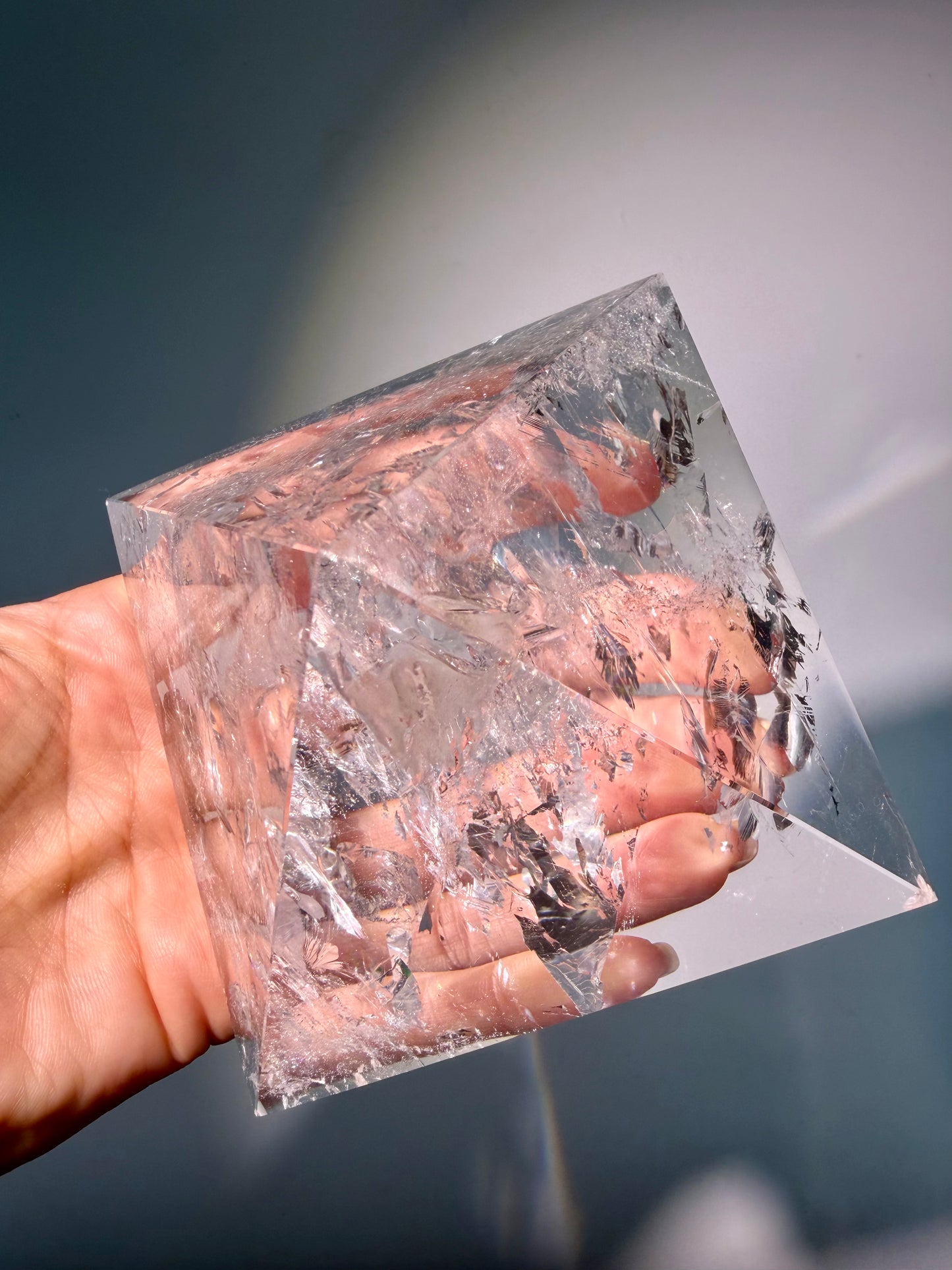 Lemurian Kristall Pyramide mit Regenbogen, 617 g, natürlicher Bergkristall