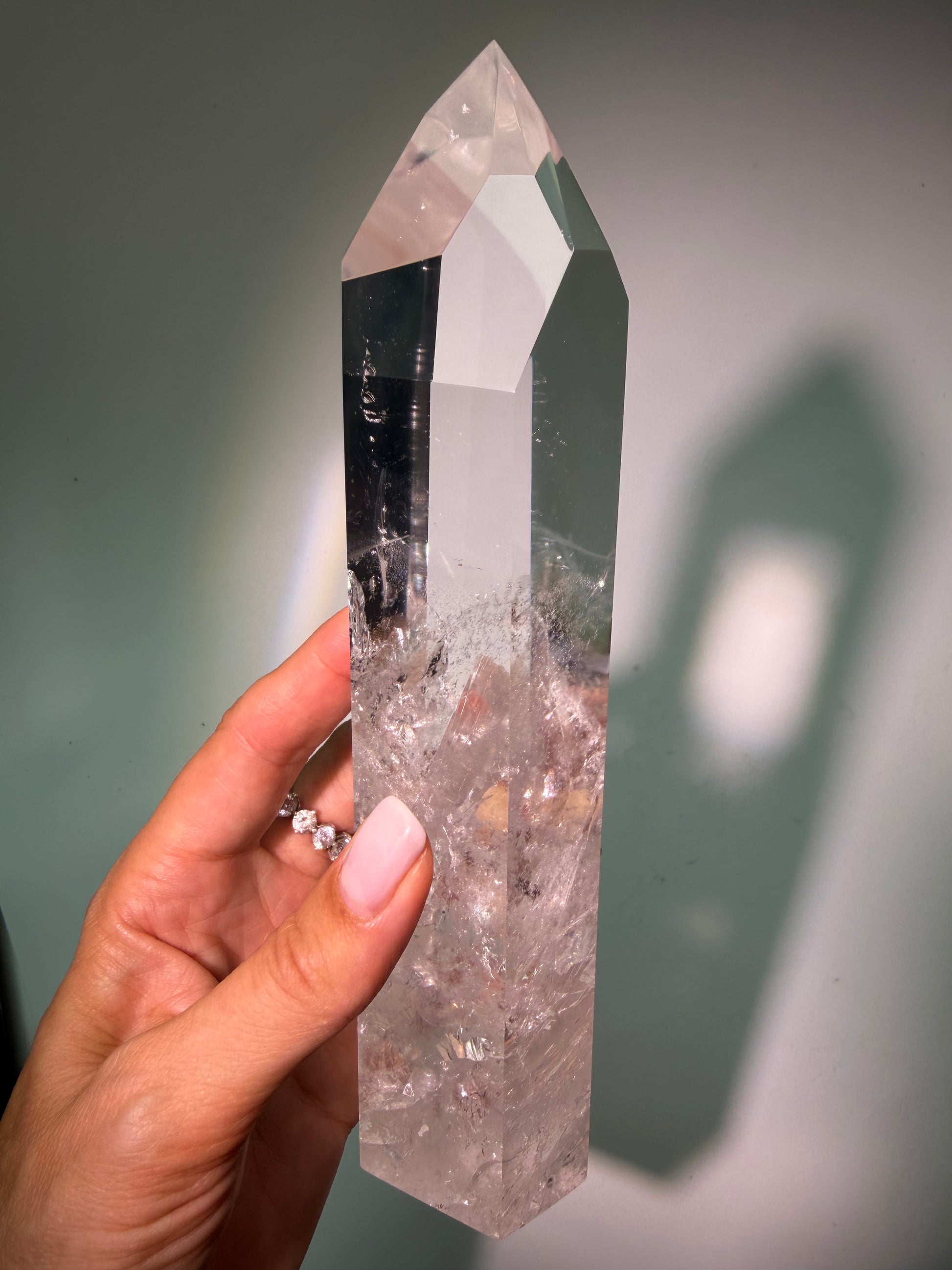 Lemurian Kristall Spitze Brasilien, 20 cm, 629 g, polierter Edelstein mit Regenbogen