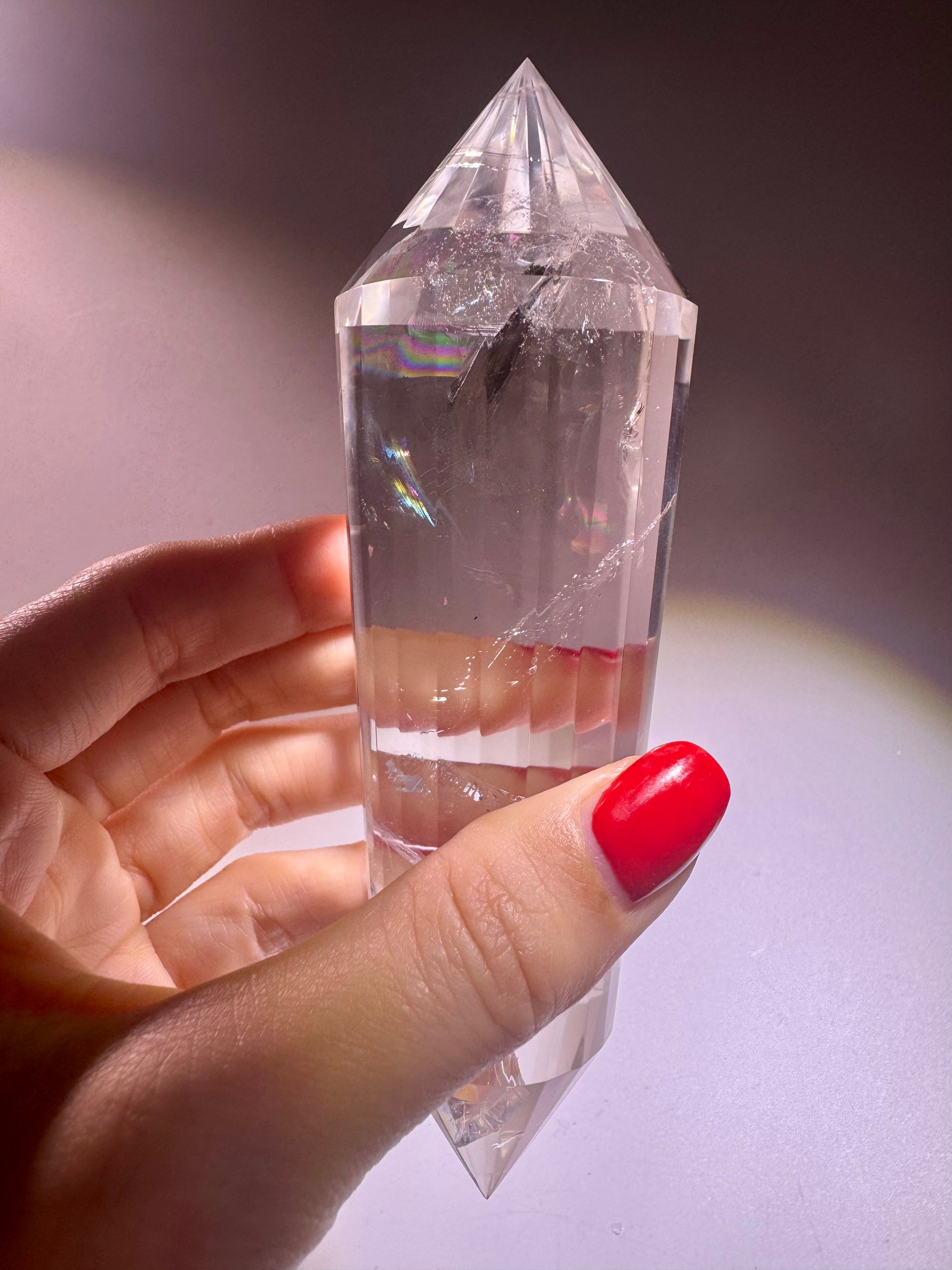 Lemurian Kristall mit 24 Facetten – 14,2 cm Meisterstück in Vogel-Cut-Schliff, extra klar & mit faszinierenden Regenbögen