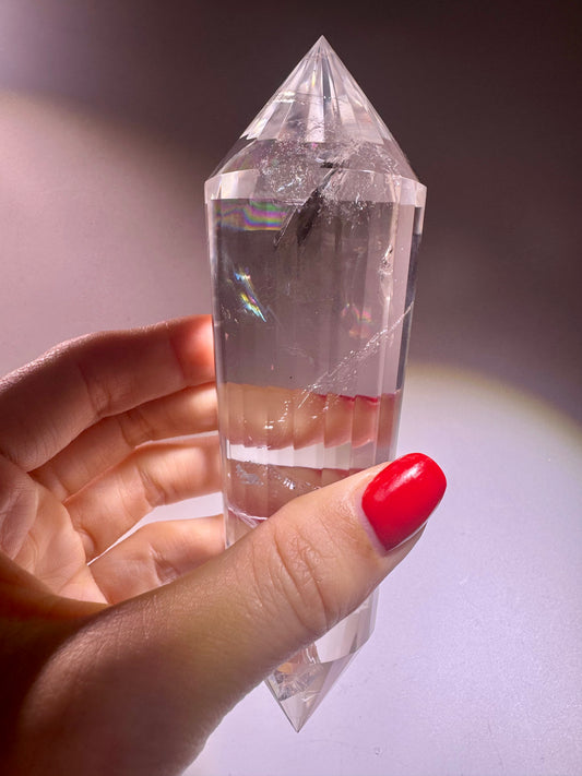 Lemurian Kristall mit 24 Facetten – 14,2 cm Meisterstück in Vogel-Cut-Schliff, extra klar & mit faszinierenden Regenbögen